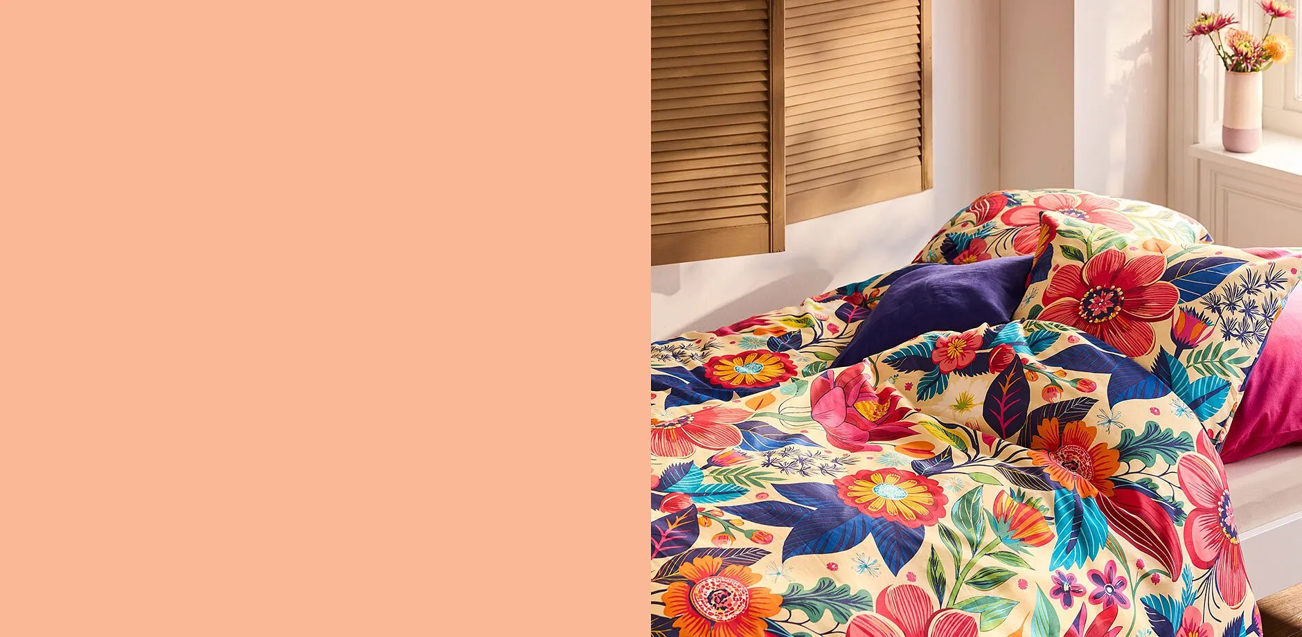 I motivi floreali giocosi sulla biancheria da letto creano un bel look estivo.