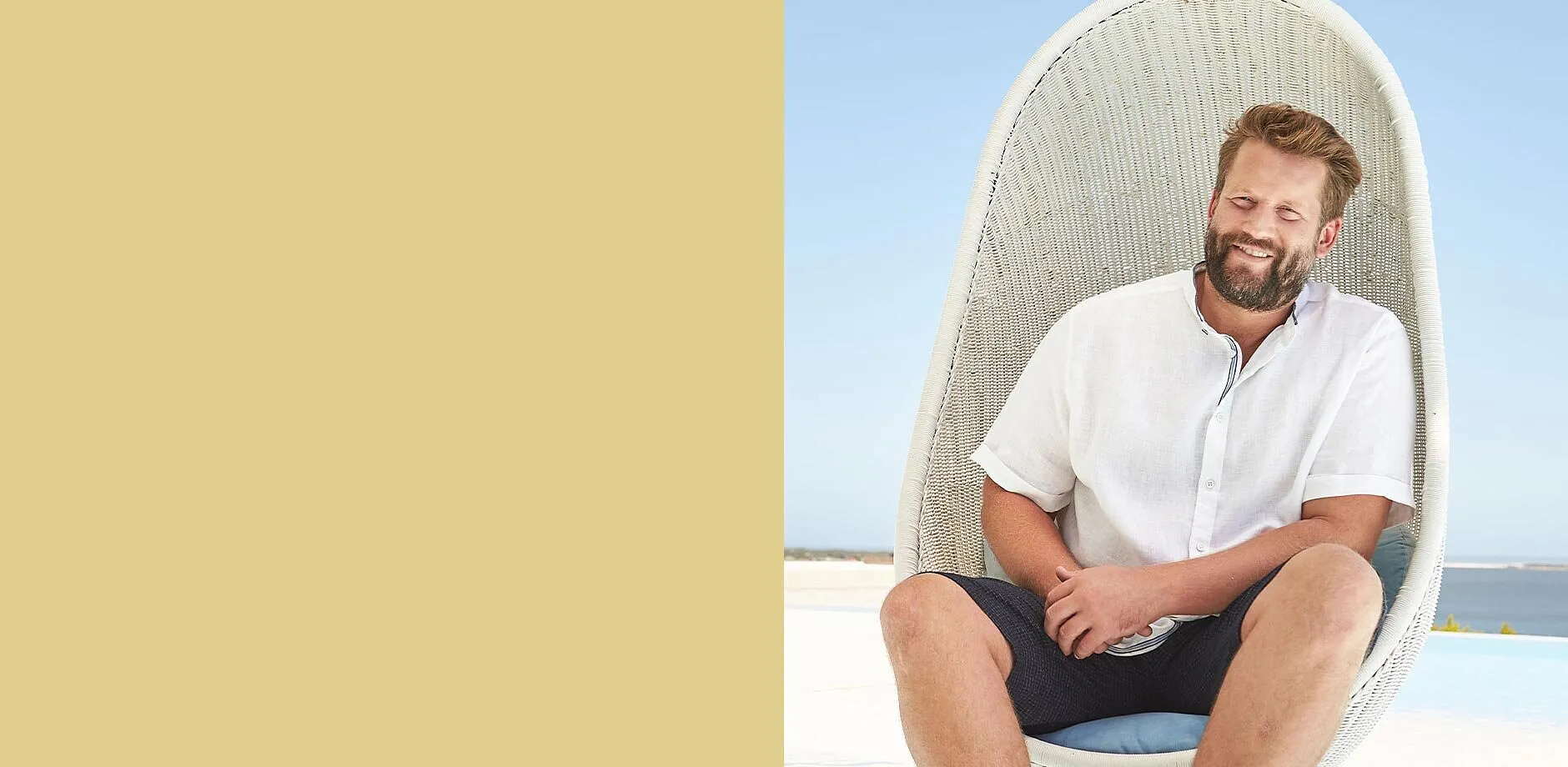 Un uomo indossa una camicia bianca e pantaloncini scuri.