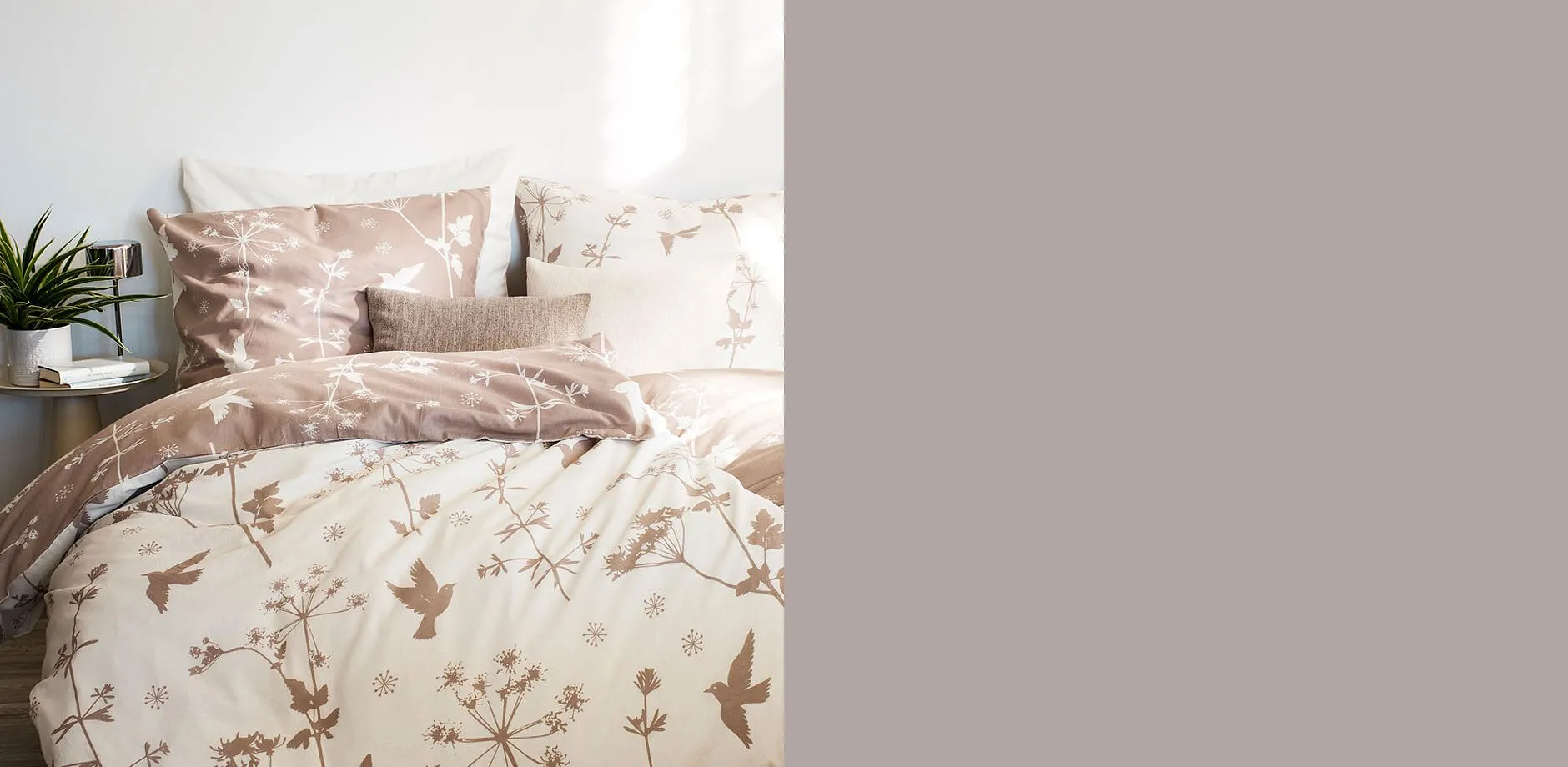 Una linea di biancheria da letto accogliente con delicati motivi floreali e di uccelli in tonalit&agrave; naturali di marrone.