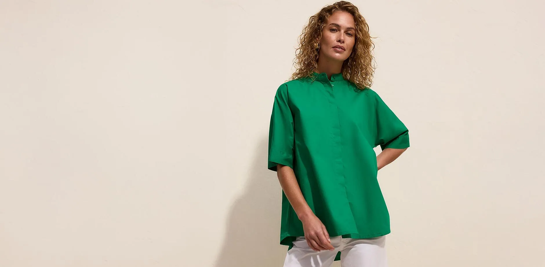 Camicetta verde oversize con collo alla coreana e maniche corte.