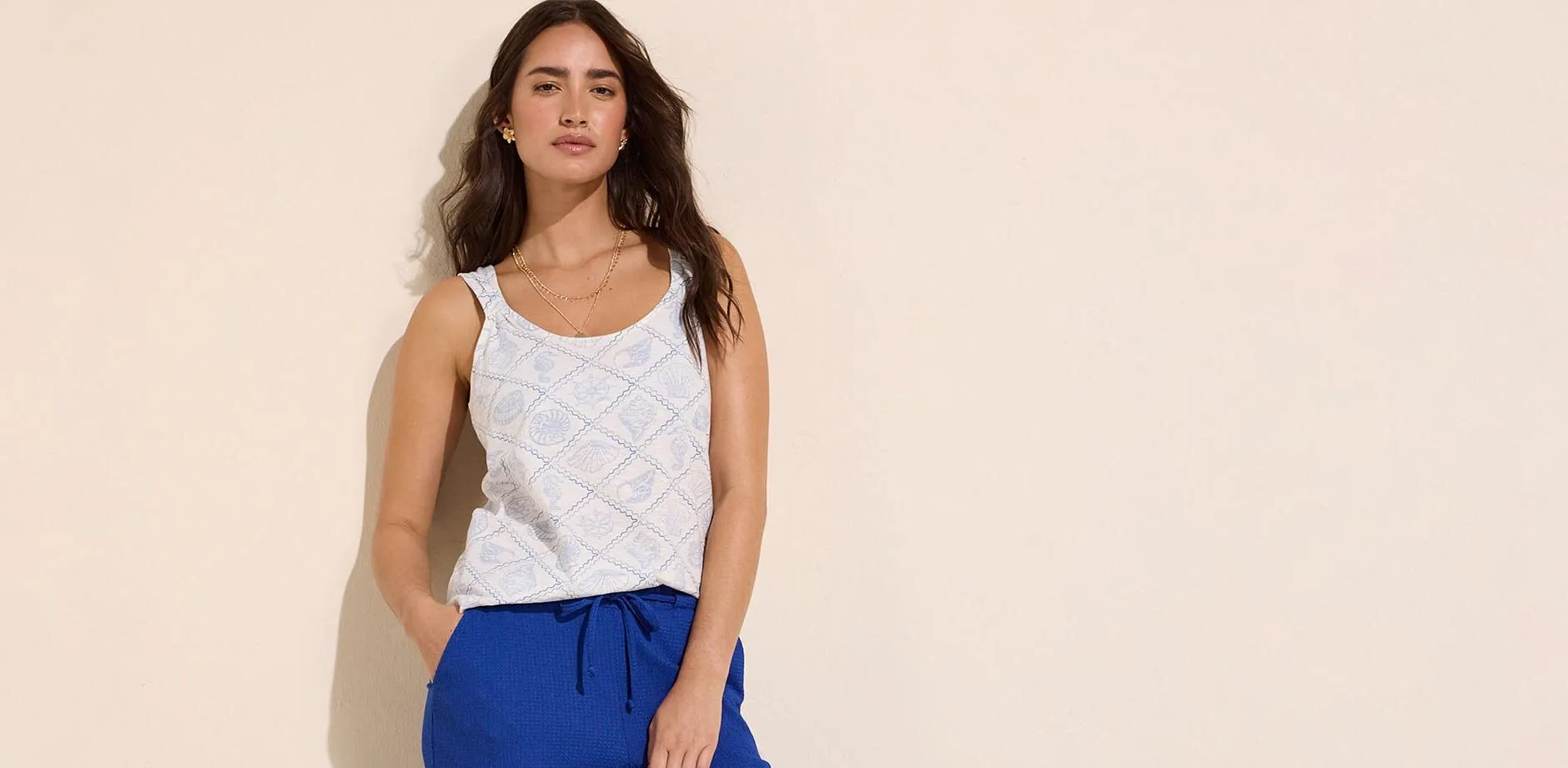 Canotta in stile marittimo con conchiglie e pantaloni blu: perfetta per le giornate calde.