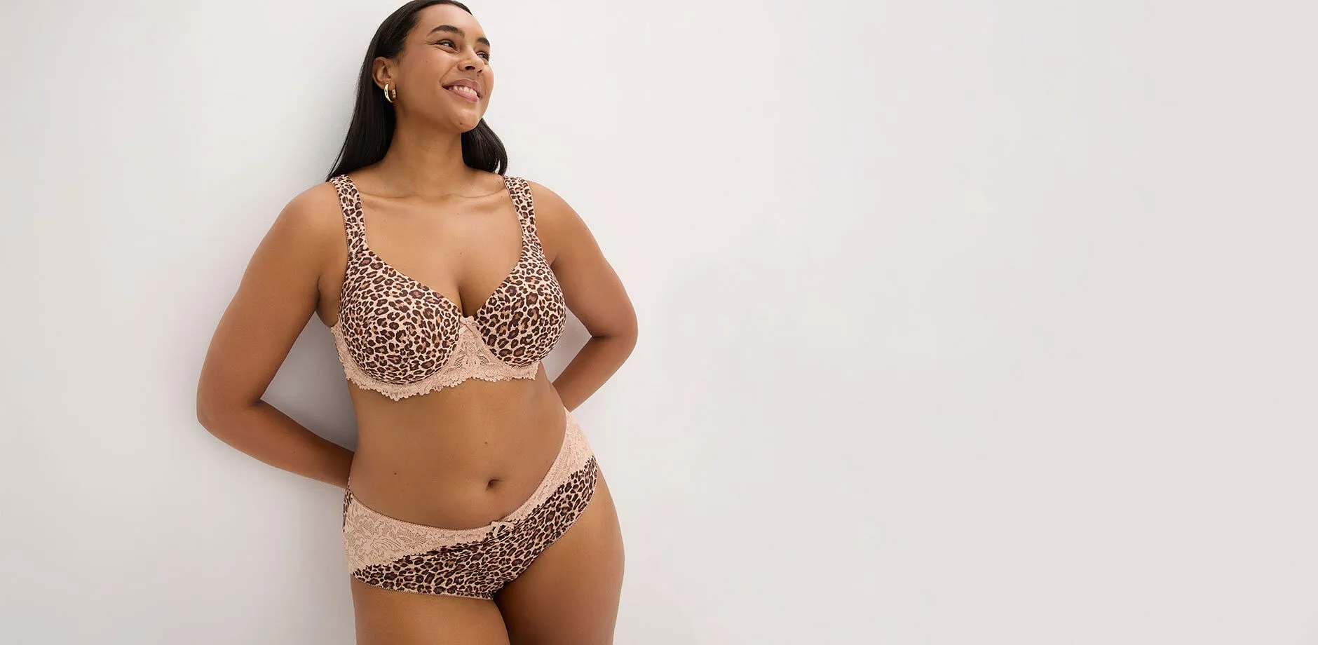Elegante reggiseno leopardato e slip abbinato, impreziositi da un delicato pizzo.