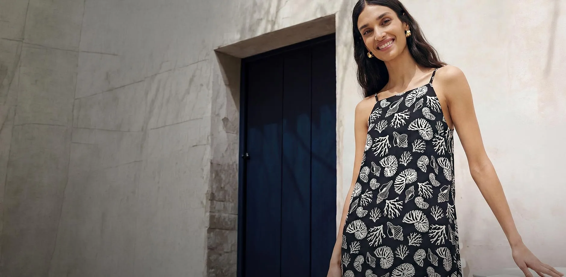 Abito elegante con fantasia mattima di conchiglia e coralli in bianco e nero.