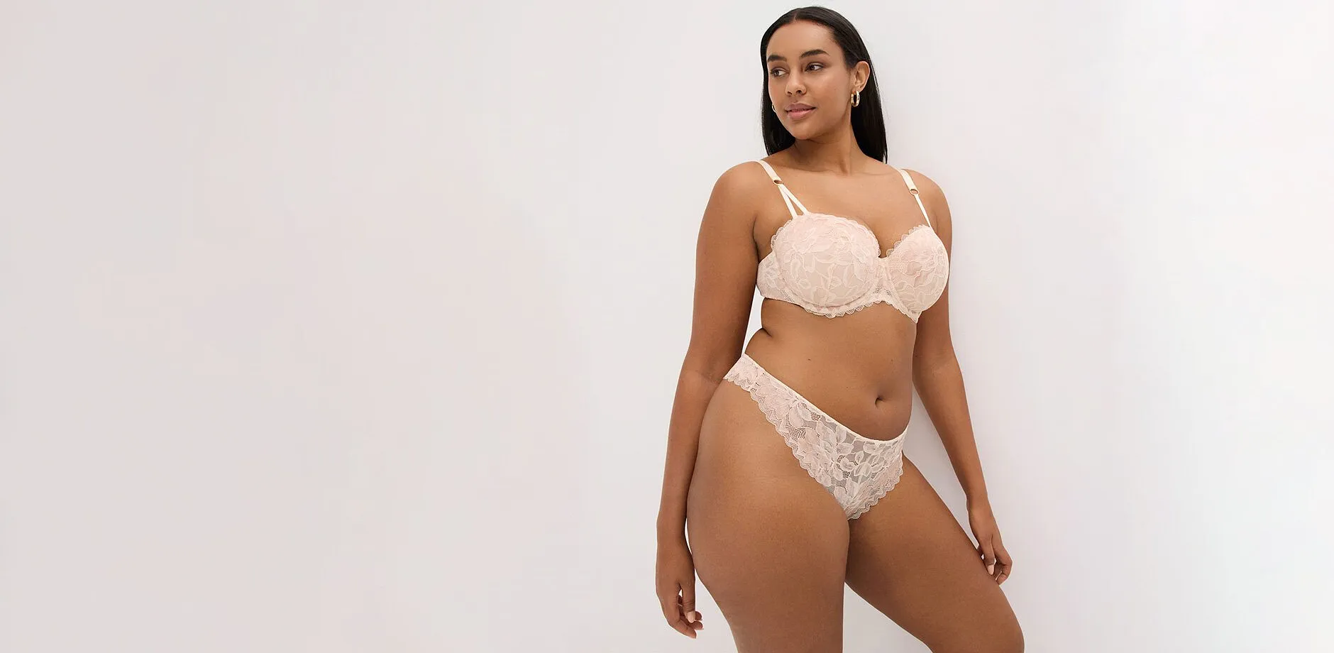 Reggiseno e slip abbinati in pizzo beige.