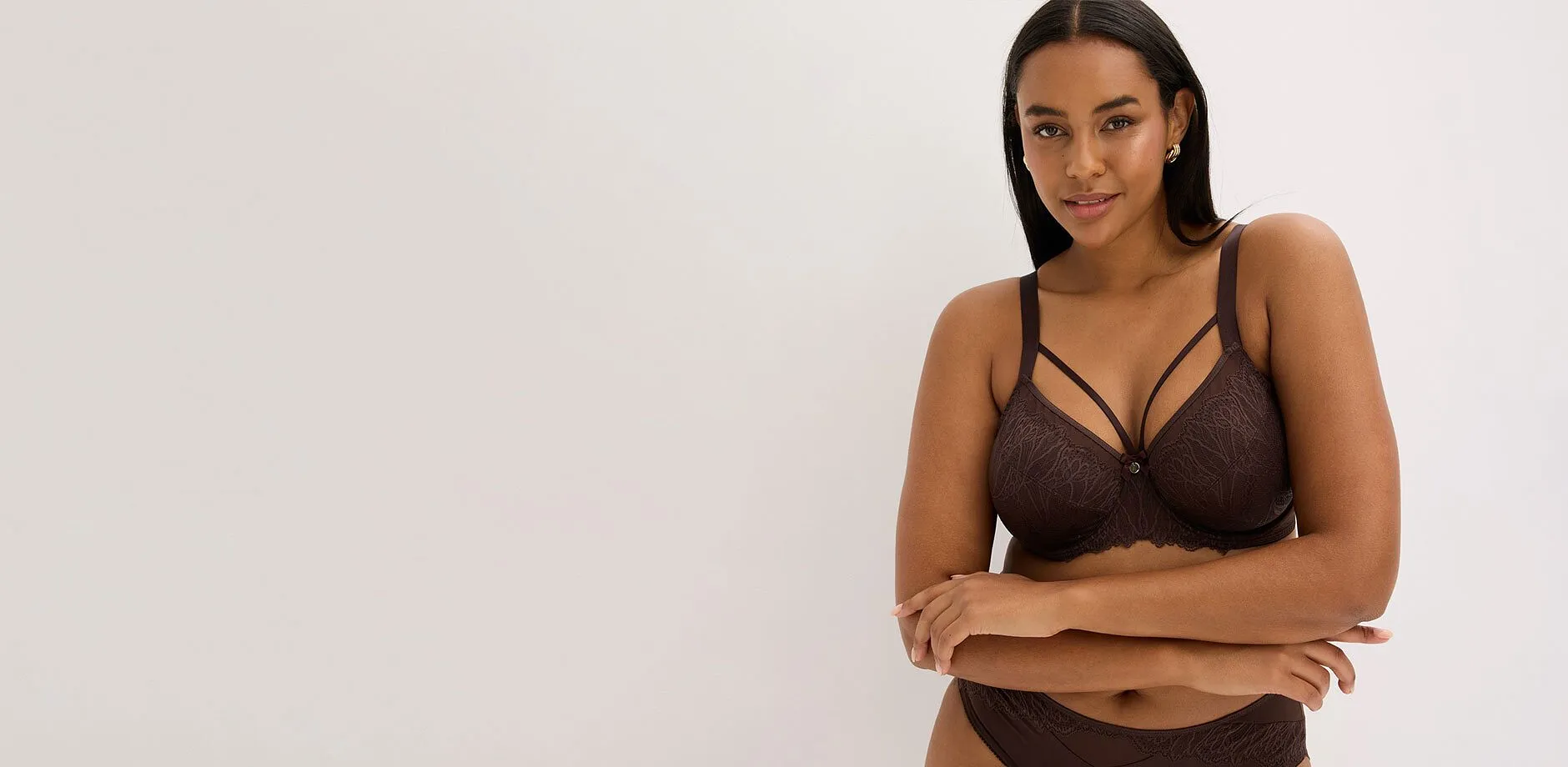 Elegante completo di lingerie color marrone scuro con pizzo, composto da reggiseno e slip.