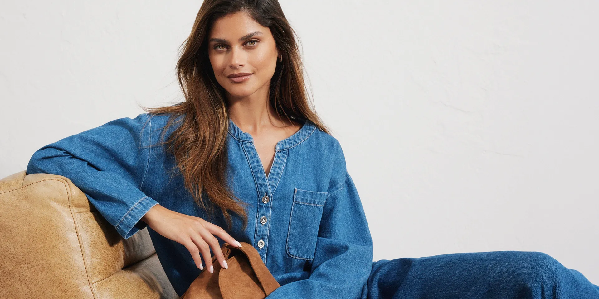 Blusa casual in denim con abbottonatura e pantaloni in denim abbinati.