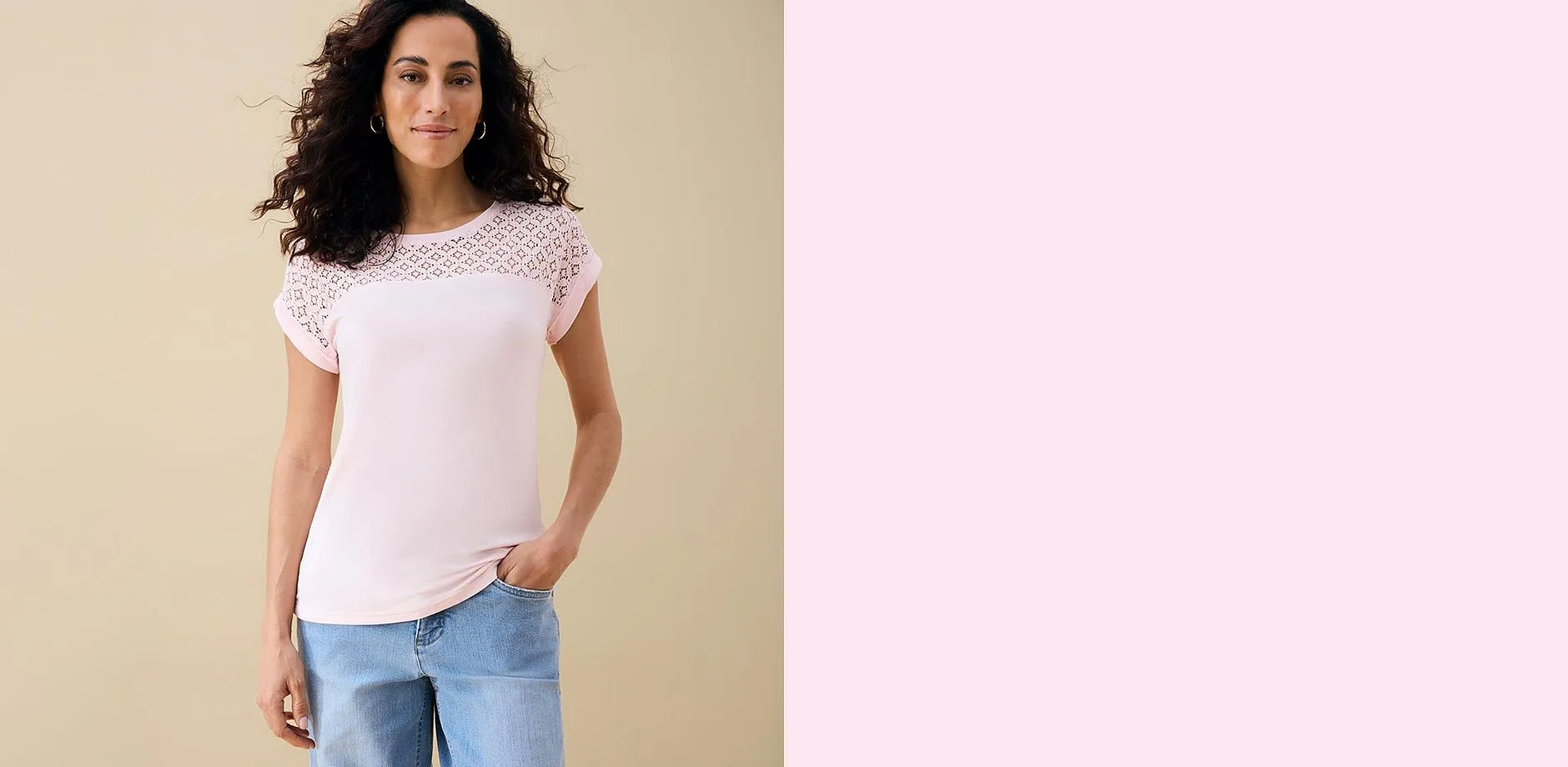 Top rosa chiaro con delicati motivi traforati, abbinato a jeans casual.