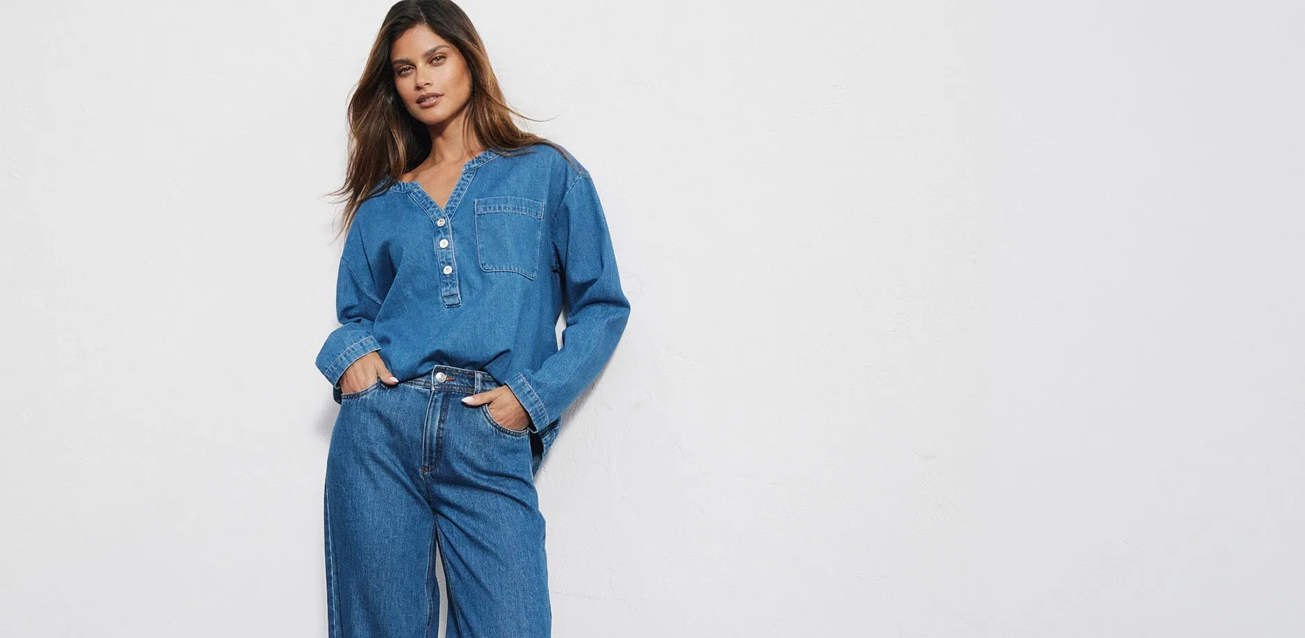 Camicia casual in jeans con abbottonatura e jeans abbinati.