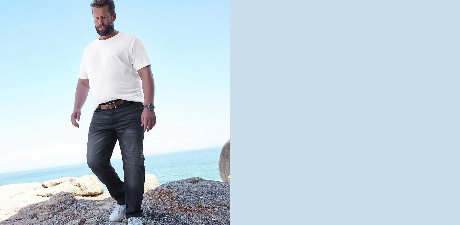 Maglietta bianca e jeans blu: look comodo.
