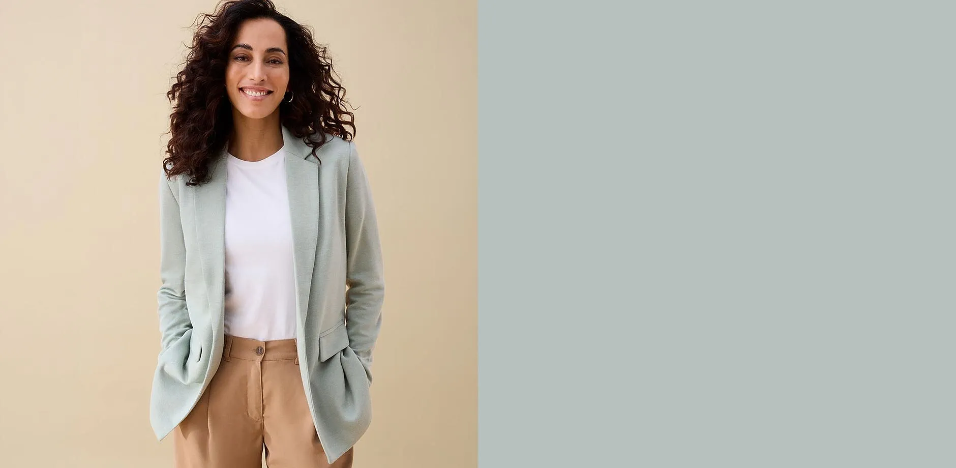 Un blazer verde menta, una maglietta bianca e un paio di pantaloni marroni.