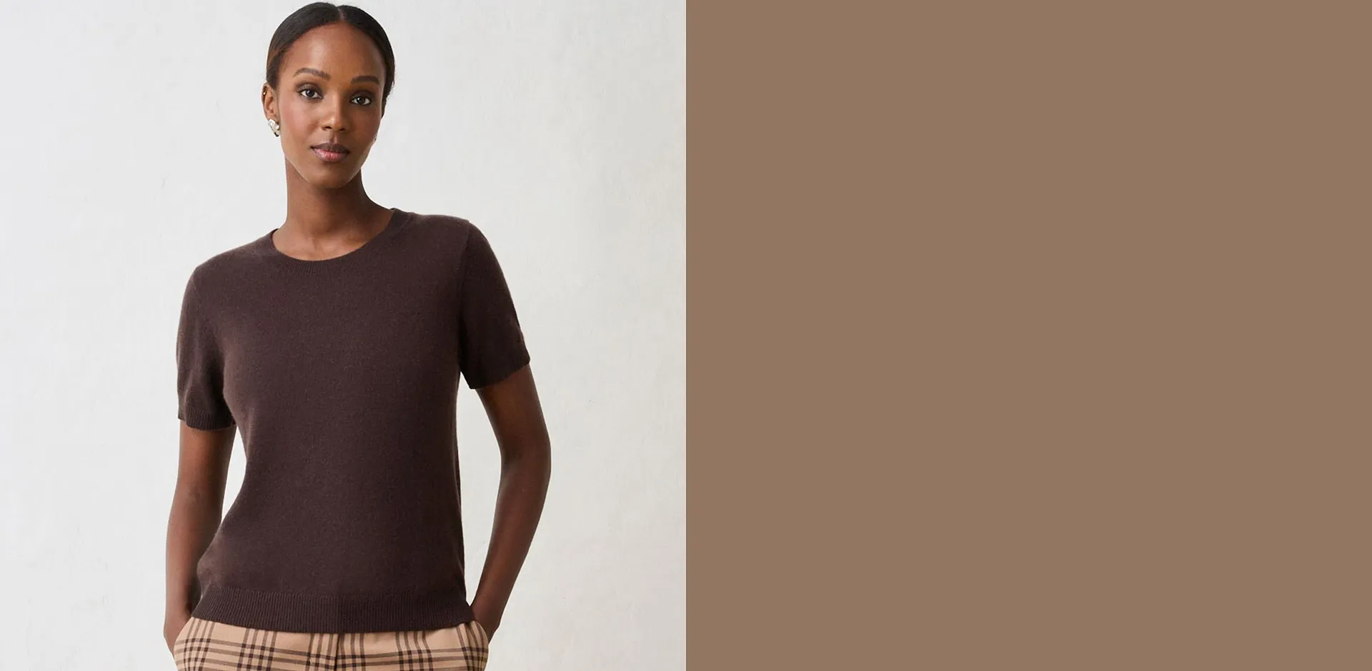 Maglione a maniche corte marrone scuro e pantaloni a quadri.