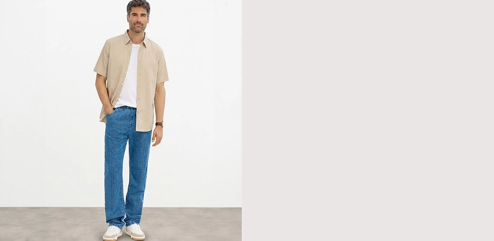 Maglietta bianca, jeans blu classici e scarpe da ginnastica bianche.