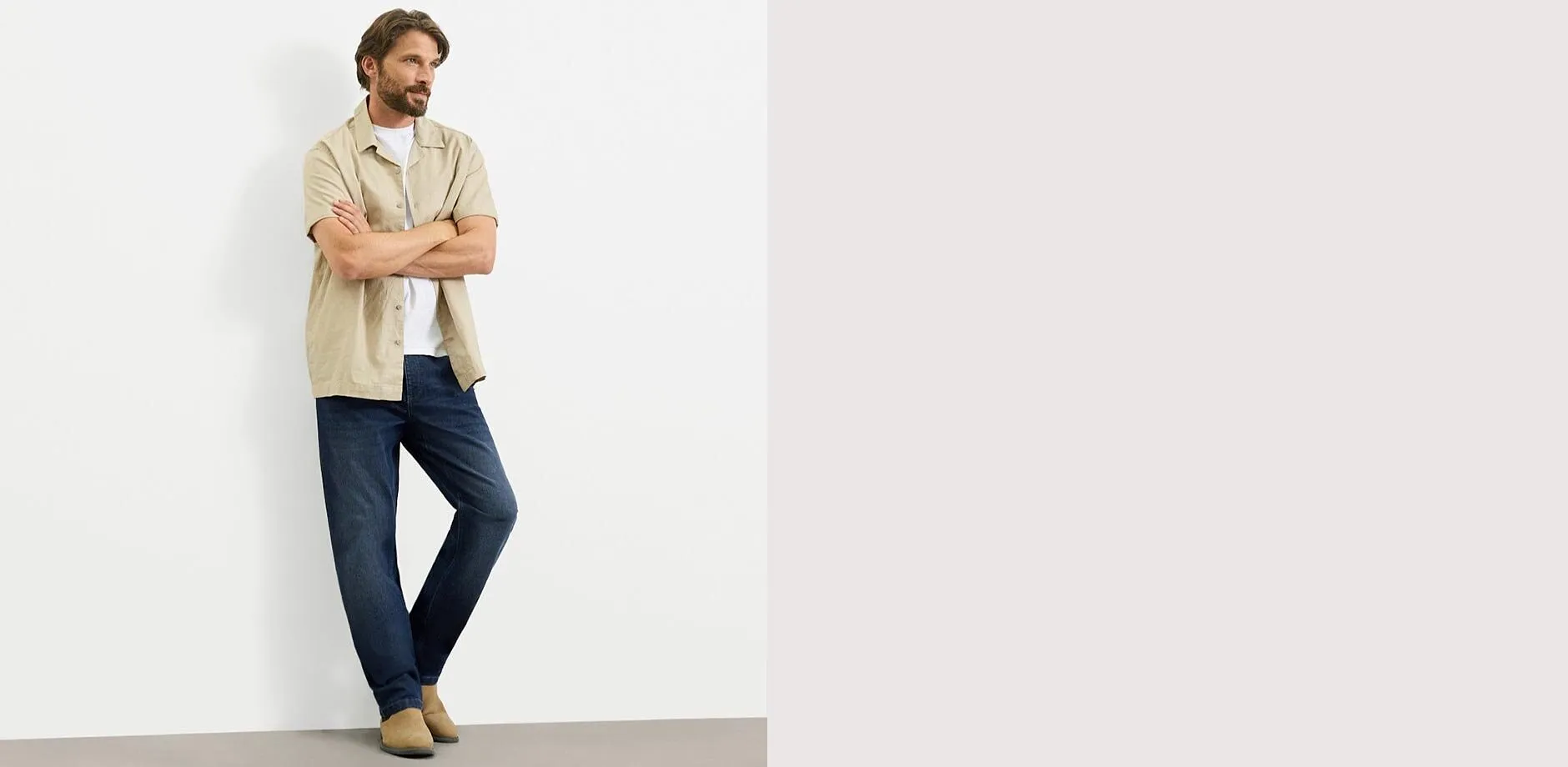 Maglietta bianca, jeans blu loose fit e scarpe da ginnastica bianche. 