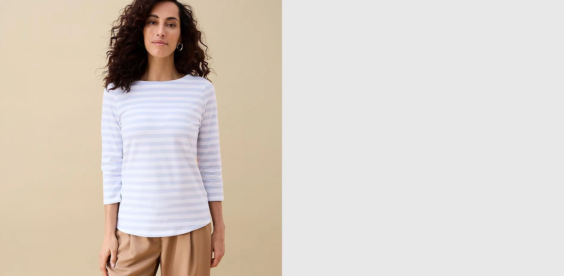 Maglia classica a righe con maniche a 3/4 e eleganti pantaloni color beige.