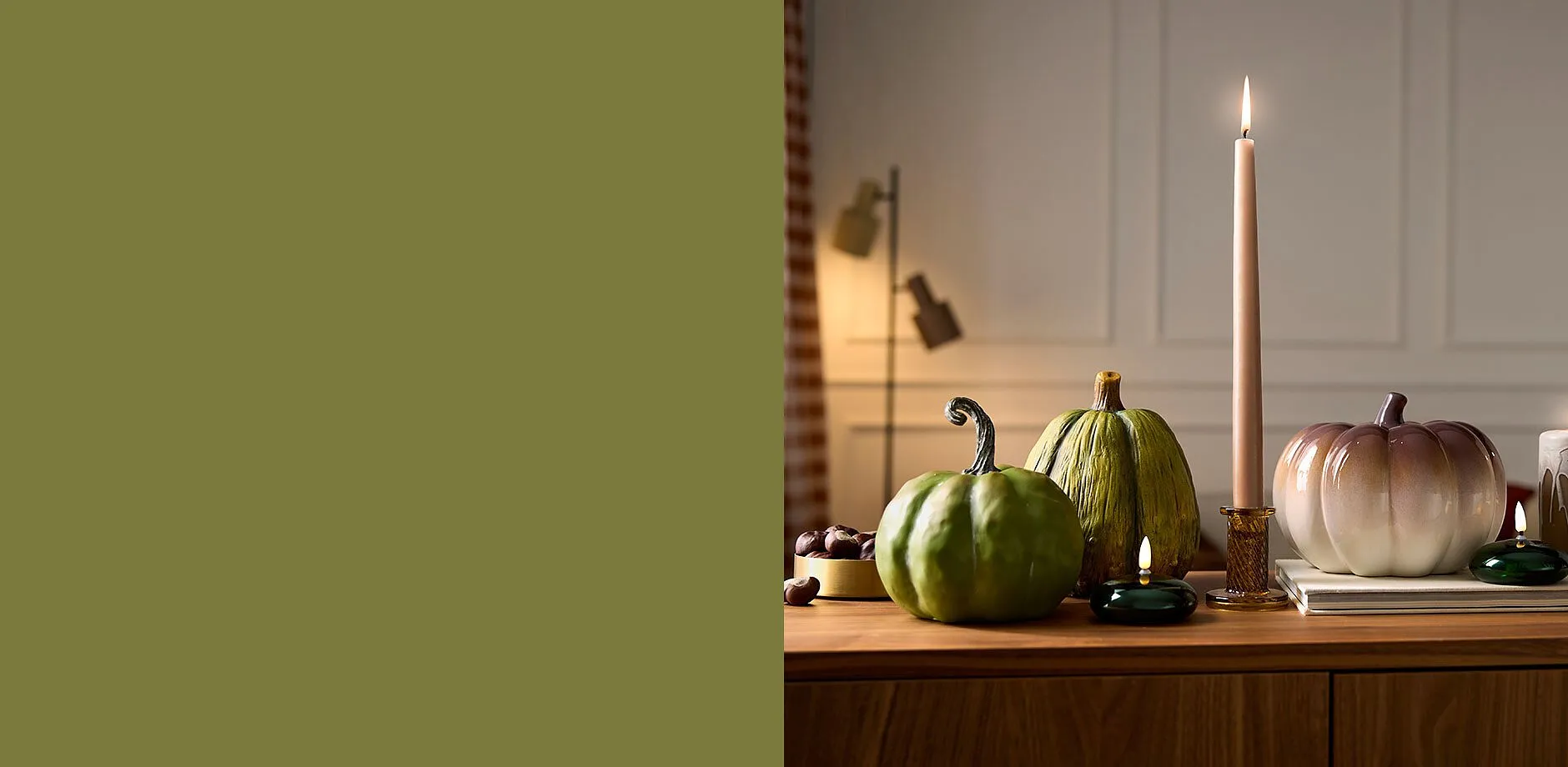 Decorazioni autunnali con zucche e candele.