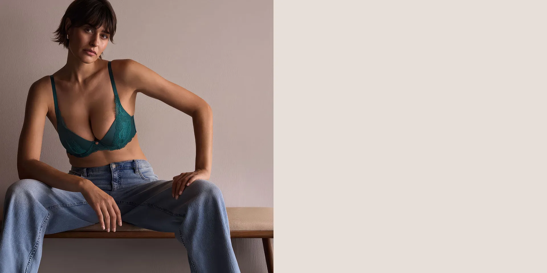 Un reggiseno di pizzo turchese e un paio di jeans casual uniscono eleganza e comodit&agrave;.