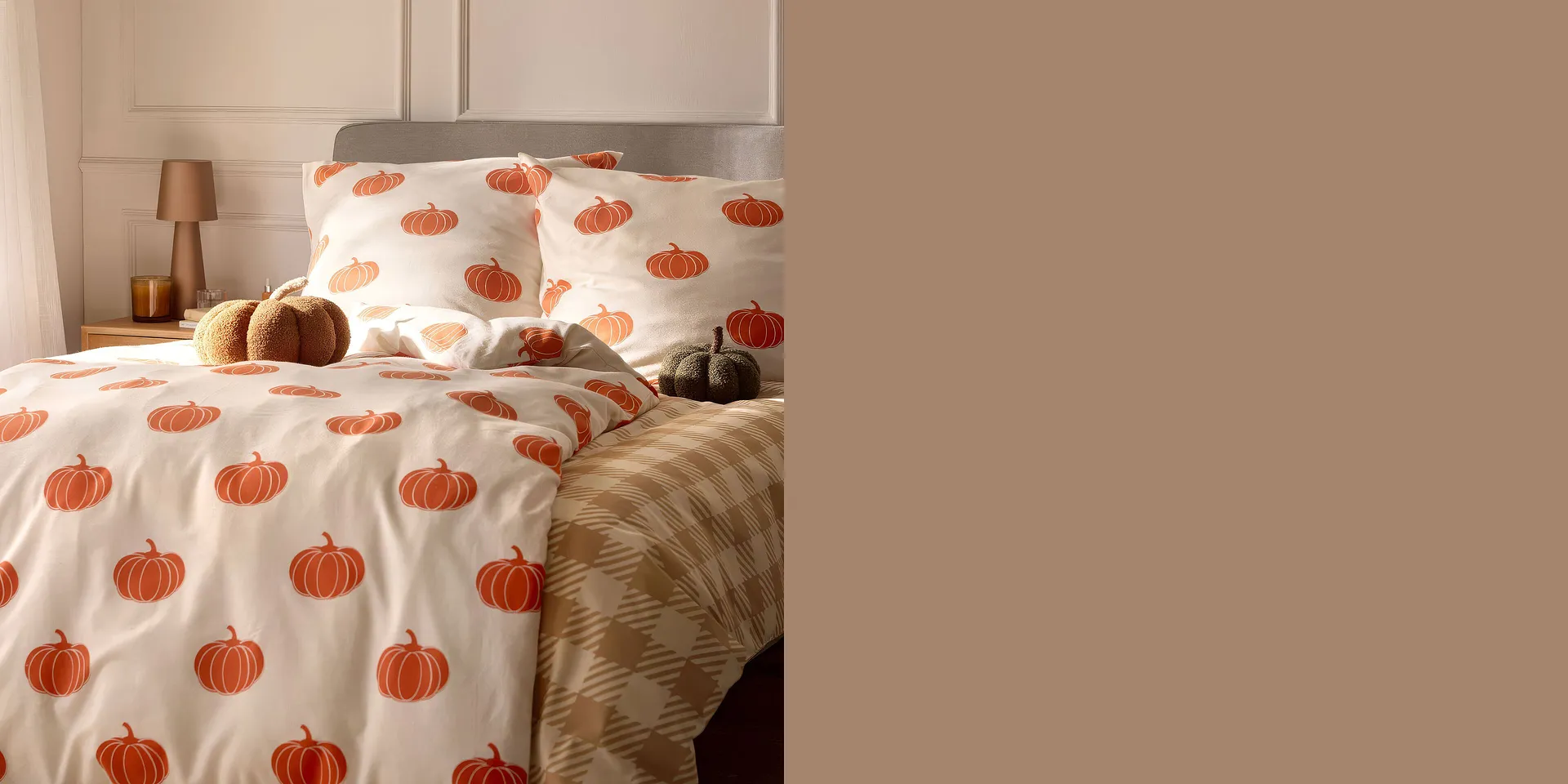Lenzuola con motivi di zucche in camera da letto.