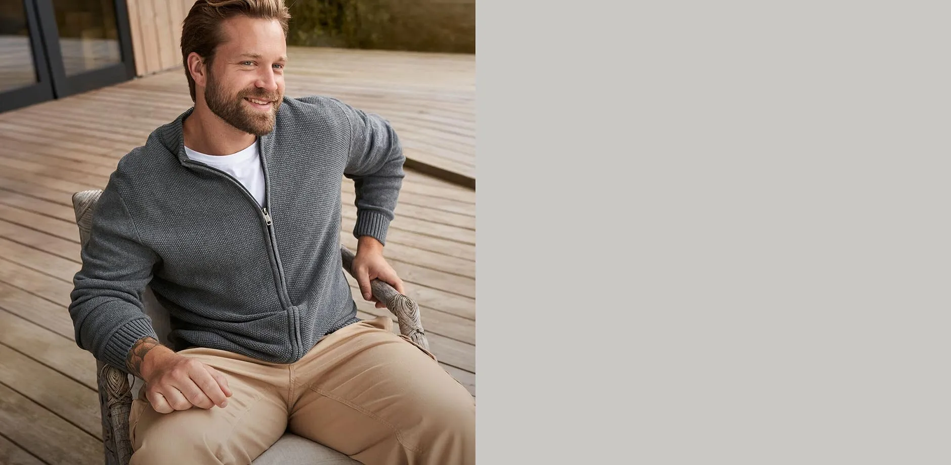Cardigan grigio sopra una maglietta bianca e pantaloni beige.