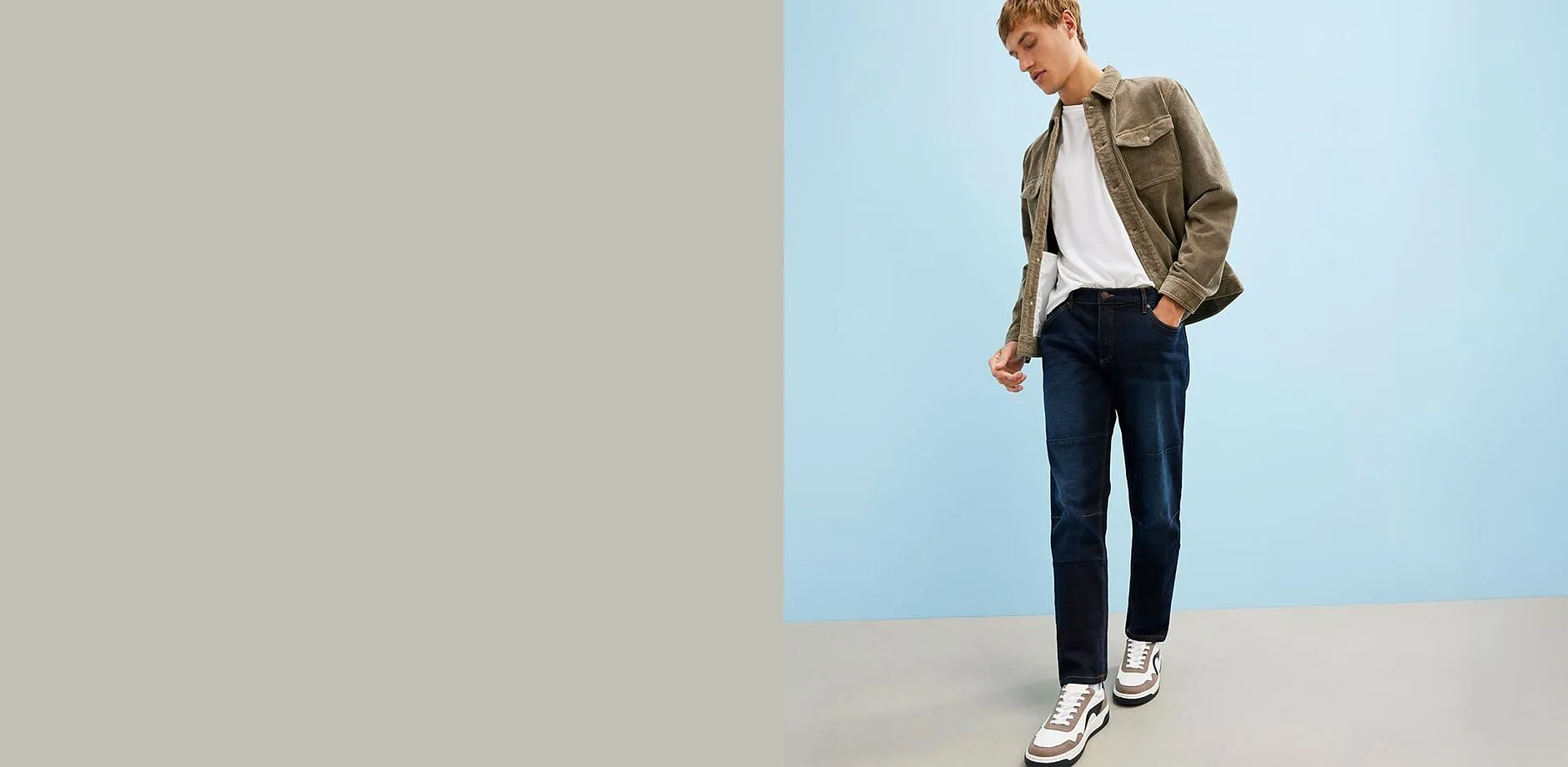 Un abbinamento disinvolto composto da maglietta bianca, giacca di velluto a coste, jeans e sneakers alla moda.
