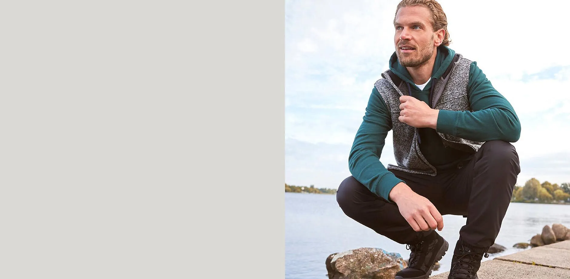 Giacca verde con cappuccio, un gilet melange, pantaloni scuri e stivali robusti.