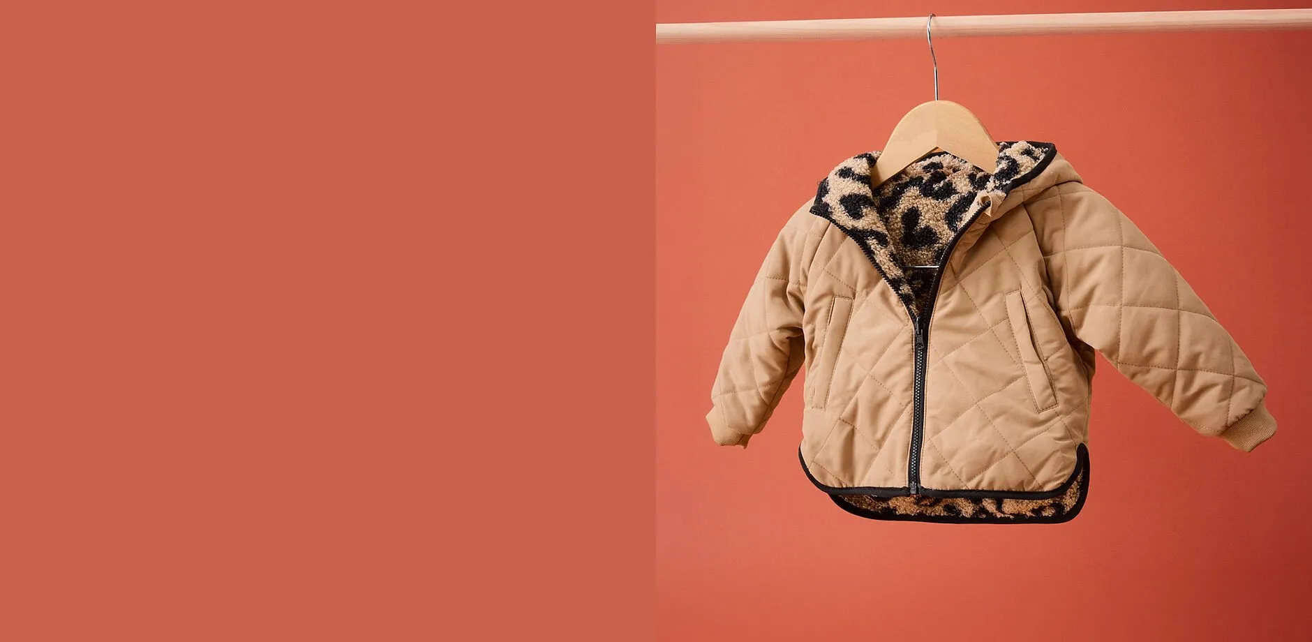 Giacca trapuntata per bambini color beige con fodera interna con motivo leopardato.