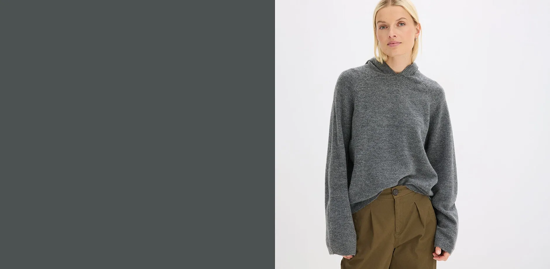 Un look sbarazzino con un comodo maglione grigia con cappuccio e pantaloni alla zuava alla moda color verde oliva.
