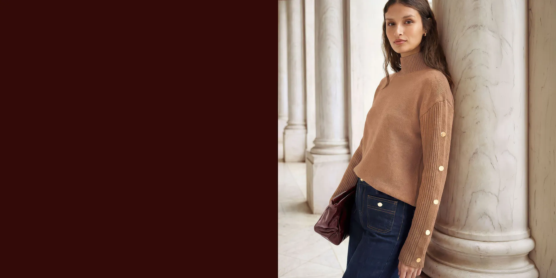 Maglione alla moda a collo alto con bottoni, jeans larghi e una borsa elegante.