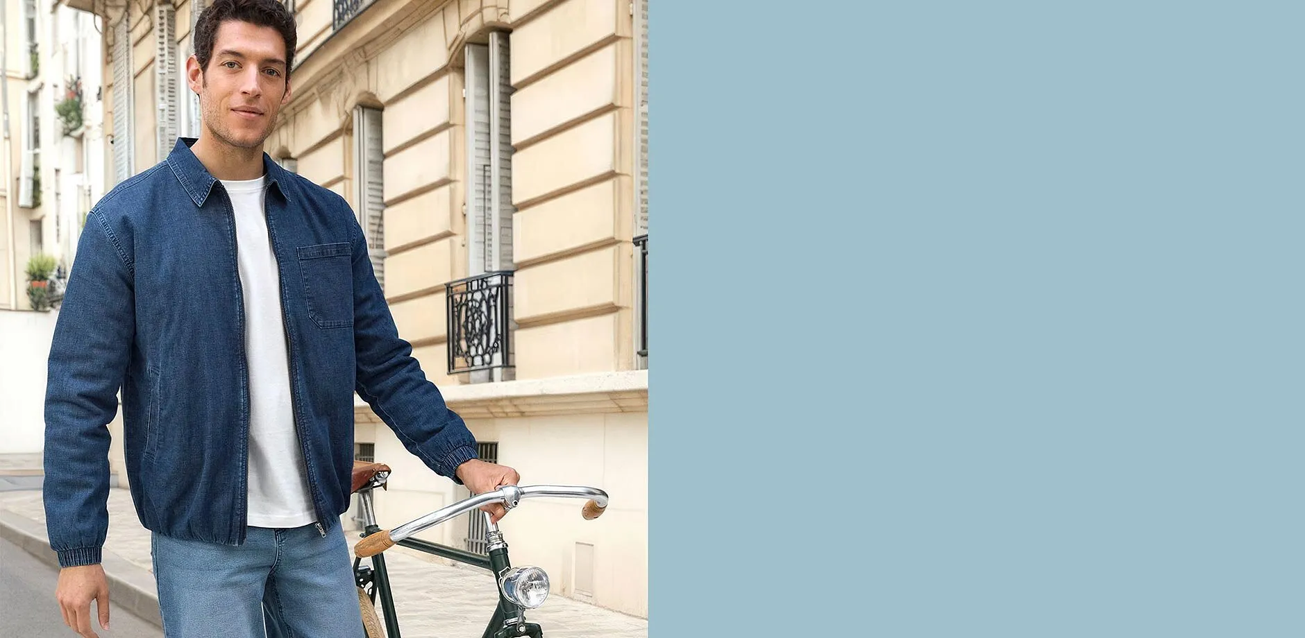 Giacca di jeans blu abbinata a jeans chiari.