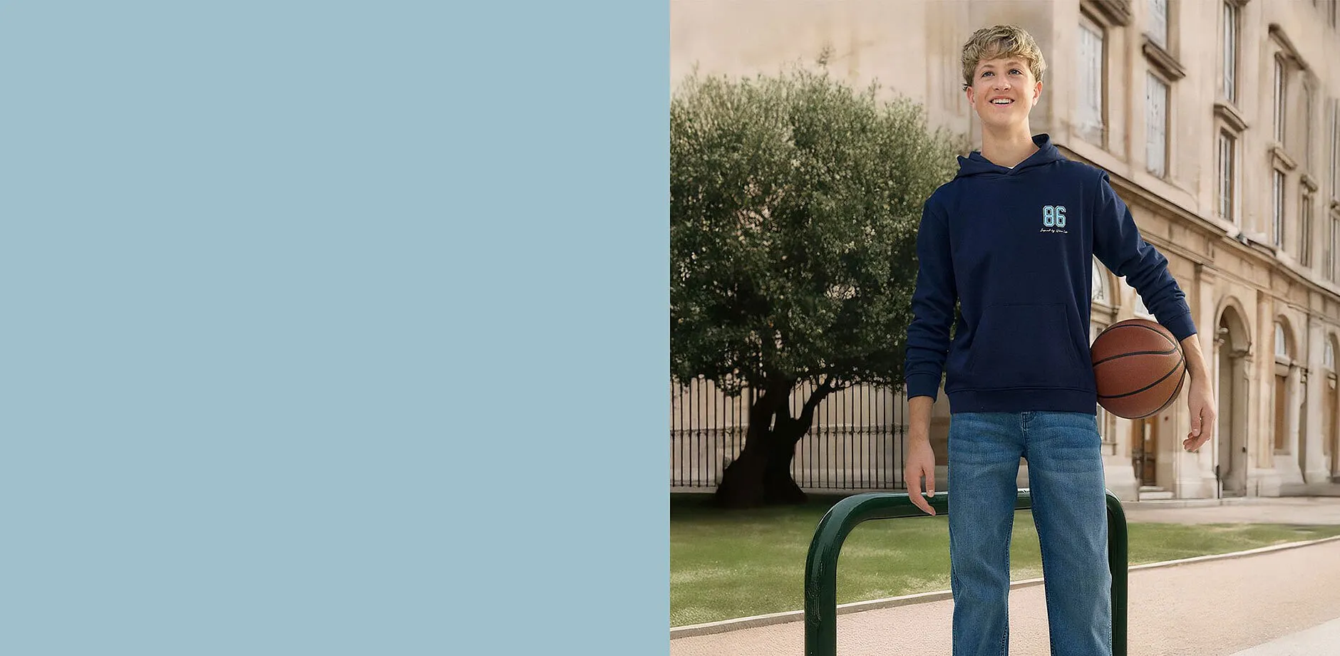 Felpa blu abbinata a un paio di jeans.