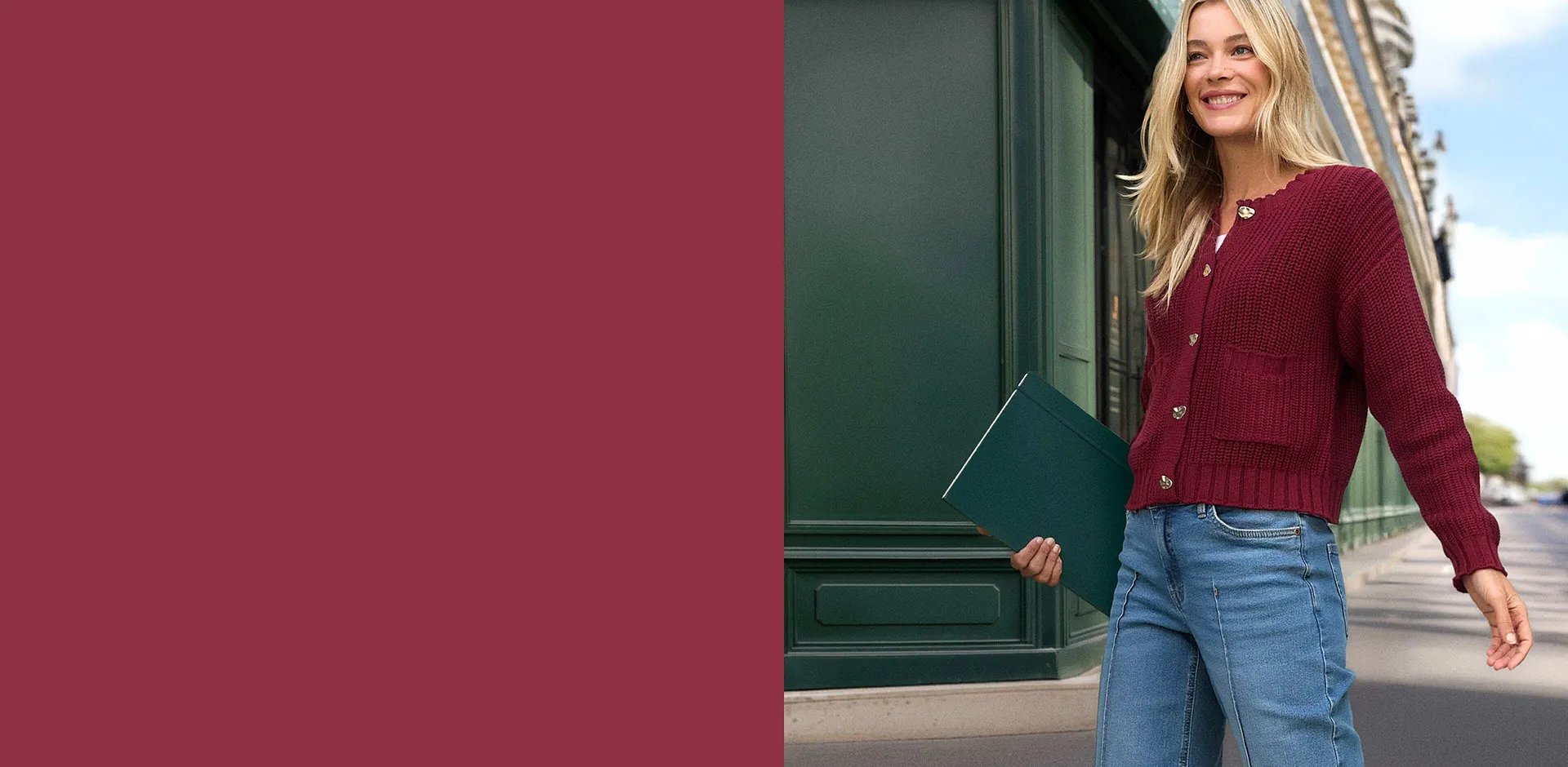 Cardigan rosso con bottoni abbinato a jeans.