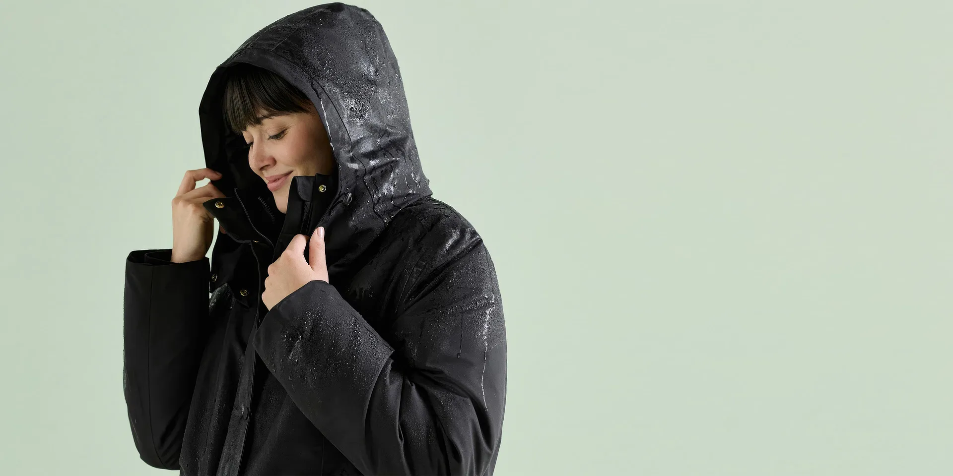 Look invernale: parka nero con cappuccio