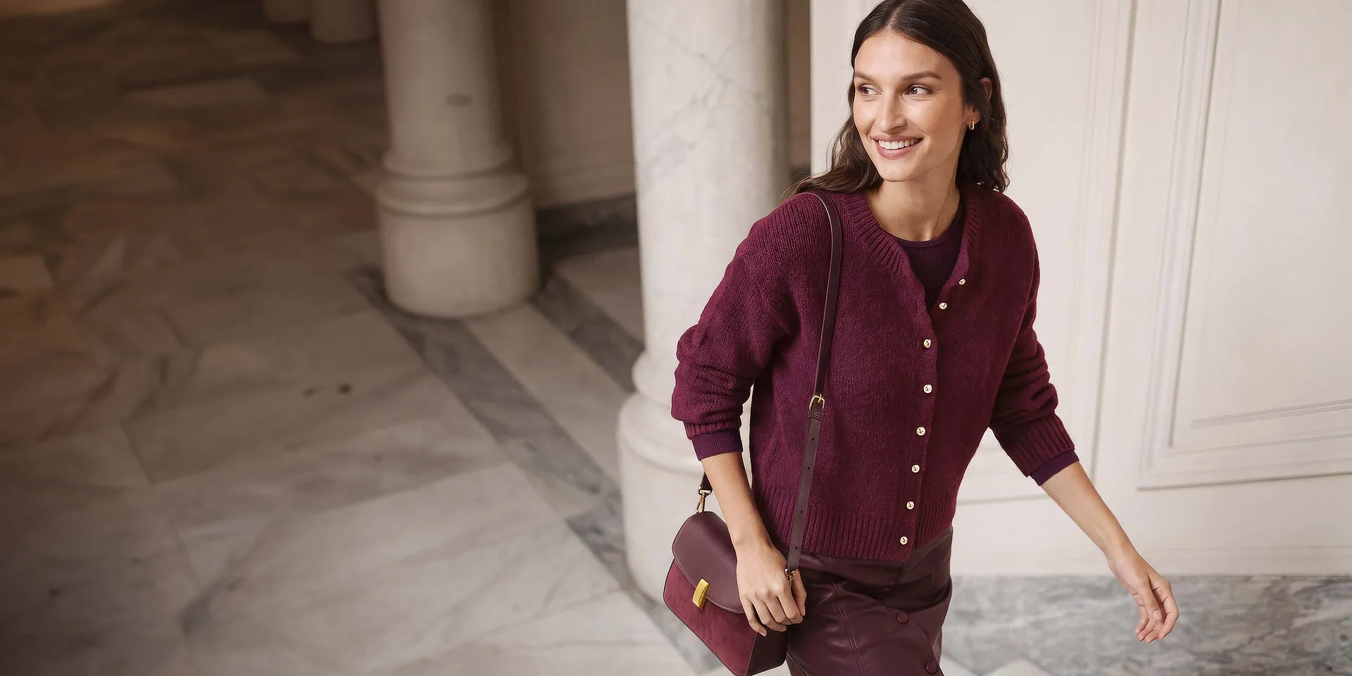 Look alla moda: camicetta con motivo Paisley, jeans larghi, scarpe eleganti e borsetta abbinata.