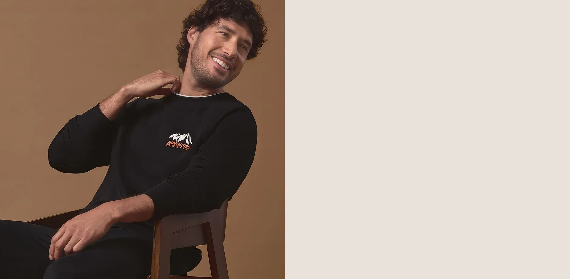 Una comoda maglietta nera a maniche lunghe con il logo della montagna e un paio di pantaloni abbinati.