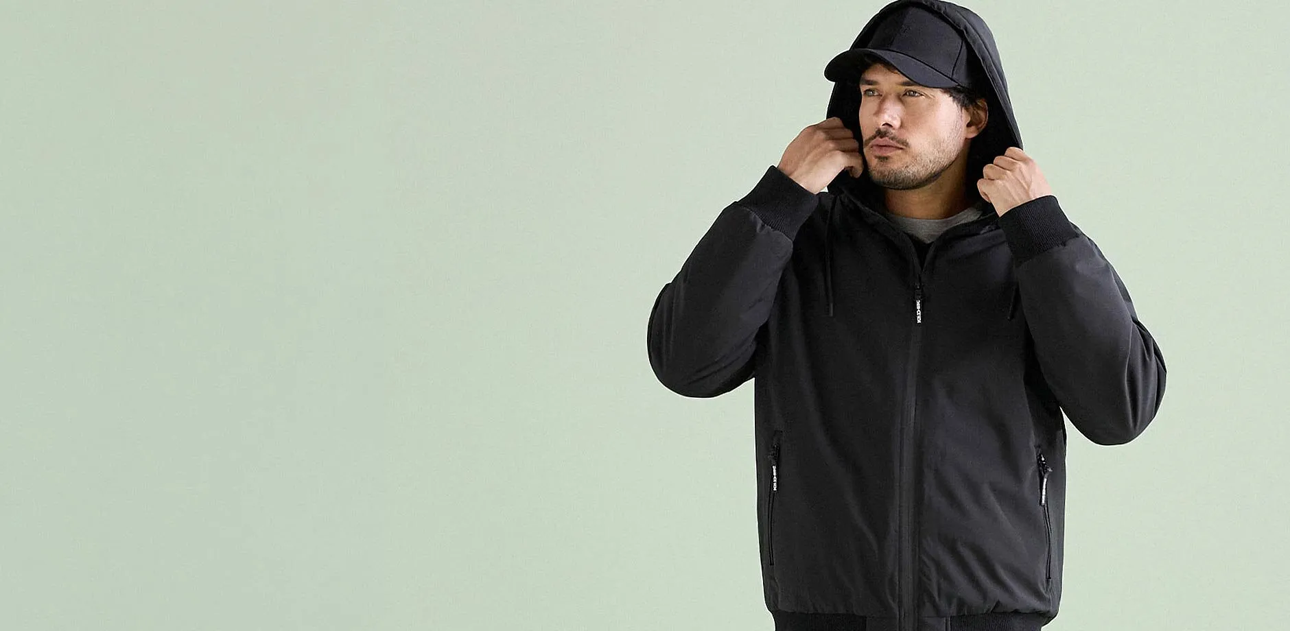 Moderna giacca nera con cappuccio e berretto per uno stile urbano da tutti i giorni.