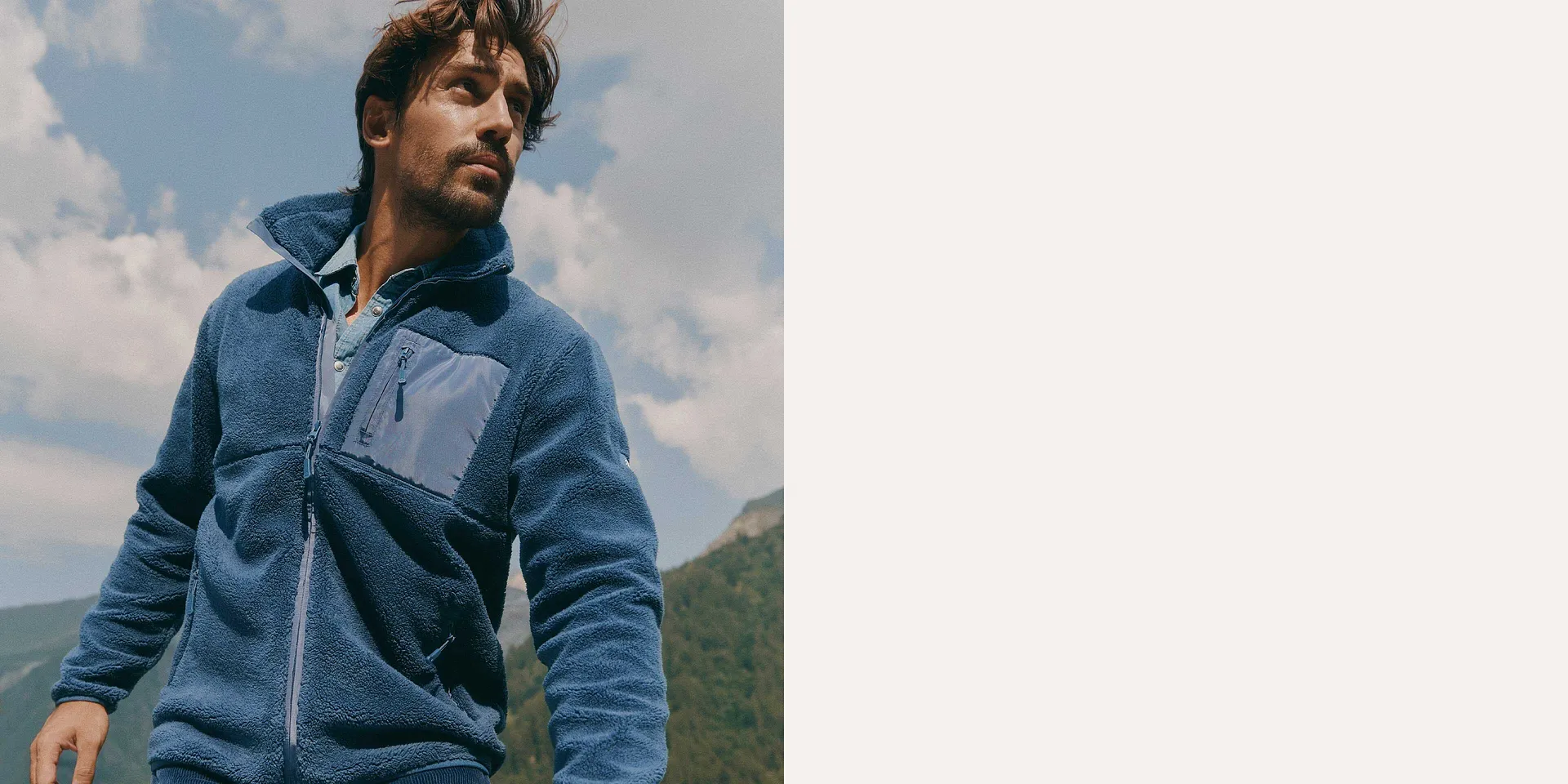 Uomo indossa una comoda giacca in pile blu.