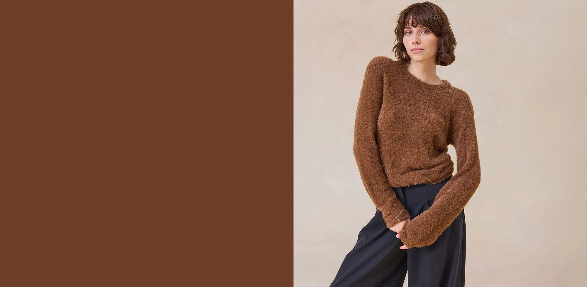 Maglione marrone e morbido e pantaloni larghi e scuri: eleganti e comodi.