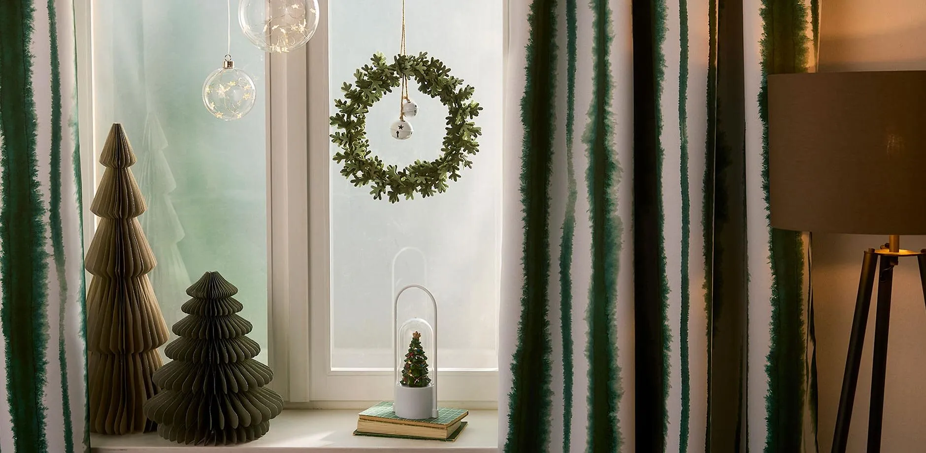 Tende a strisce verdi e decorazioni festive.