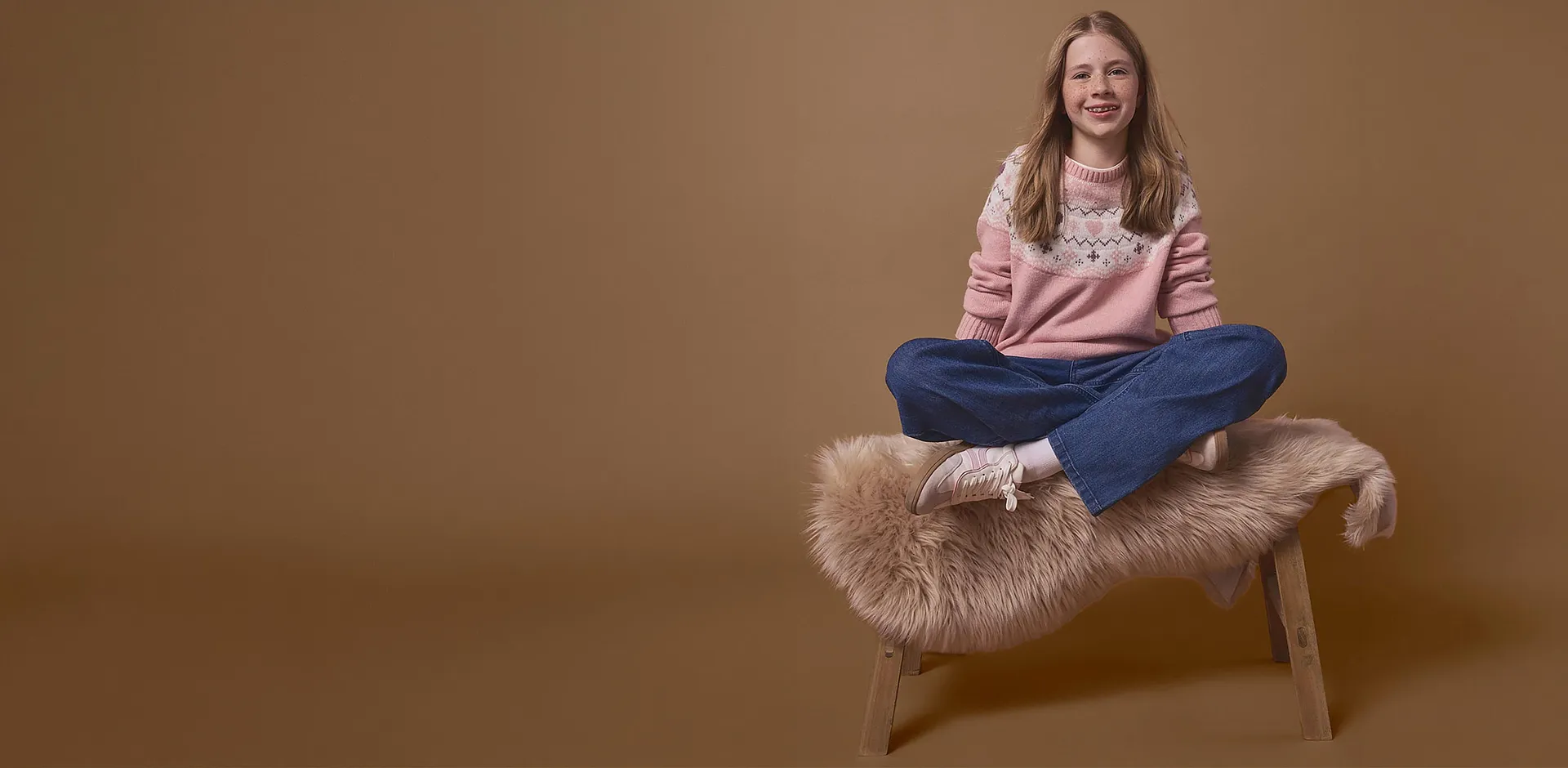 Cappellini alla moda, maglioni caldi, pantaloni comodi e sneakers di tendenza per giornate all&rsquo;insegna del relax.