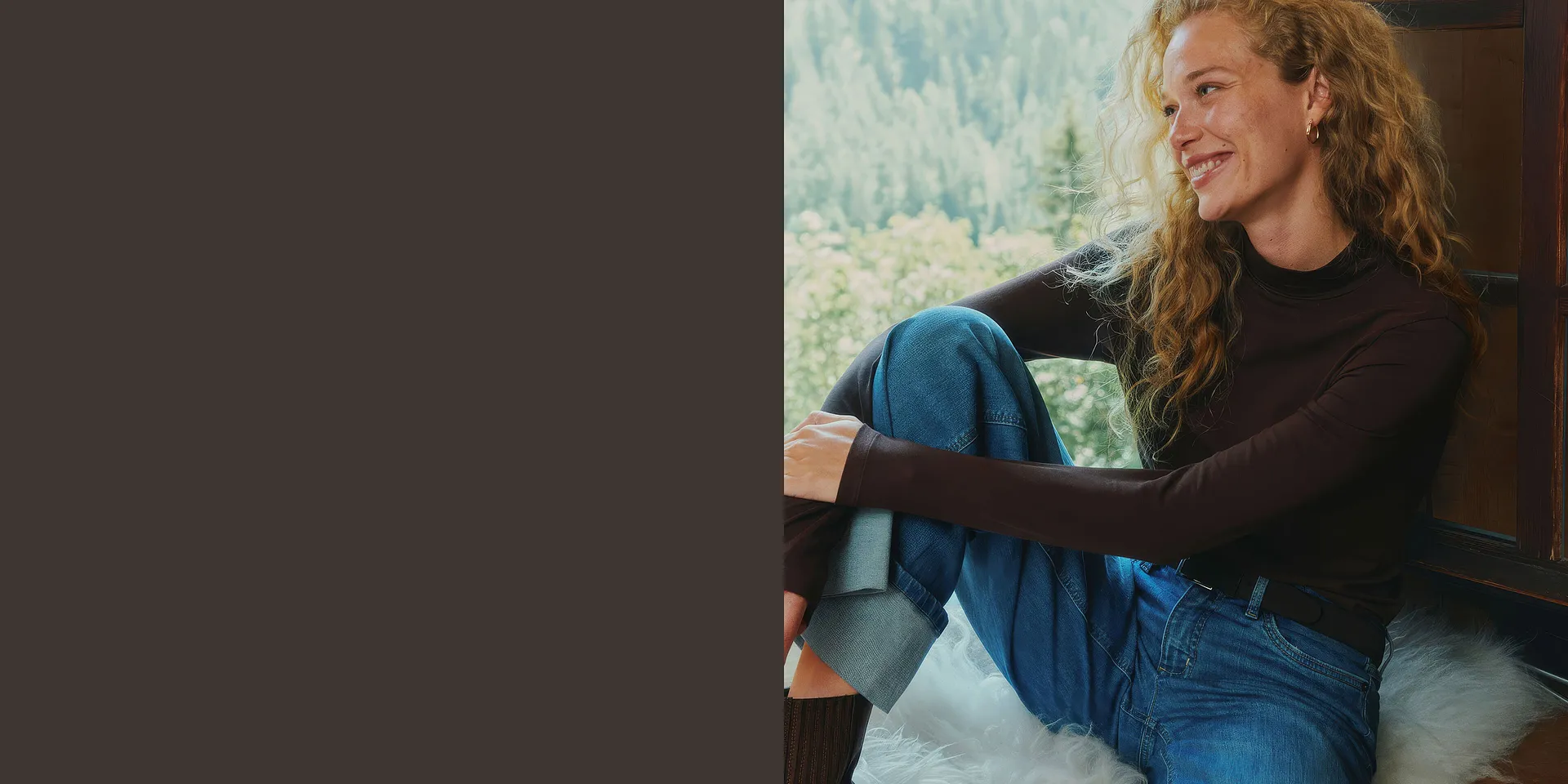 Elegante maglietta marrone a maniche lunghe e jeans alla moda a gamba larga con risvolto.