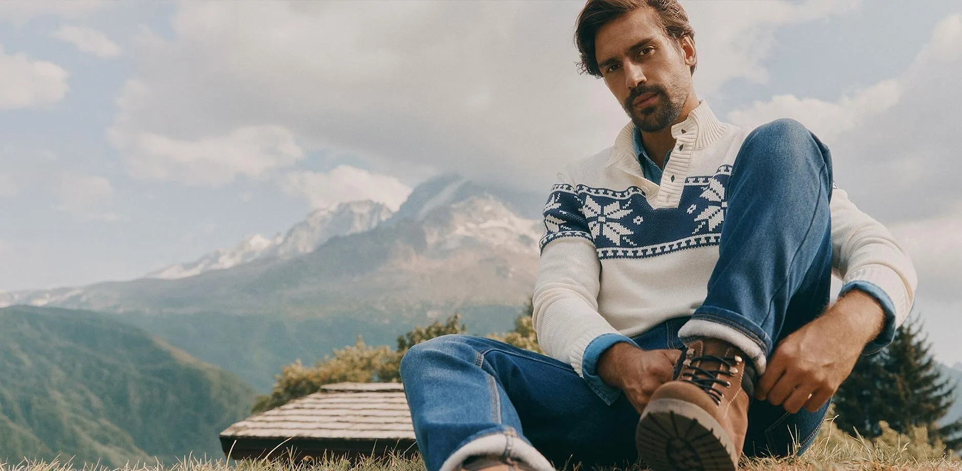 Un maglione norvegese pesante, jeans e stivali marroni.