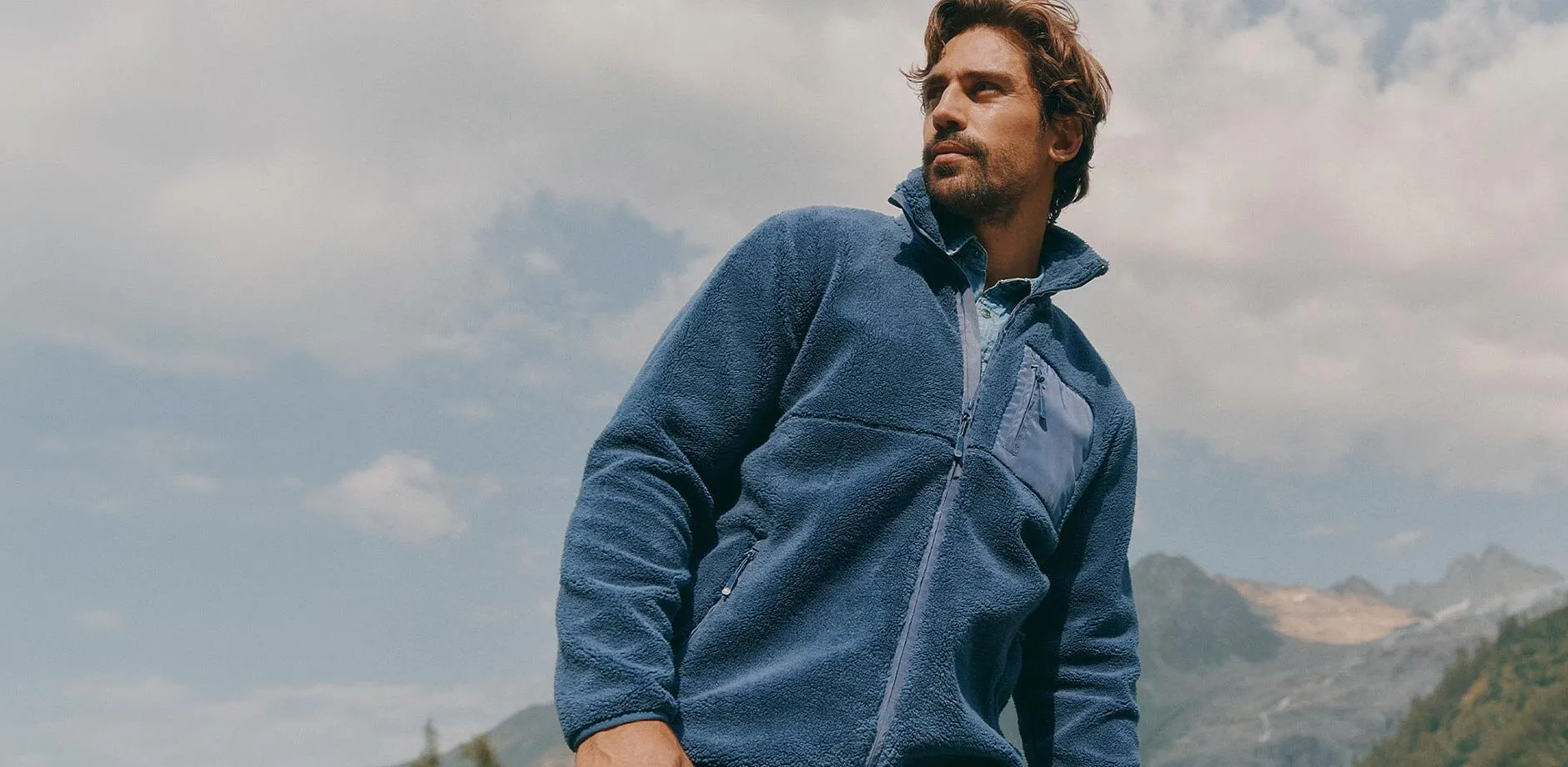 Giacca in pile blu scuro con tasca sul petto e comodi pantaloni in velluto a coste, perfetti per le avventure all&rsquo;aria aperta.