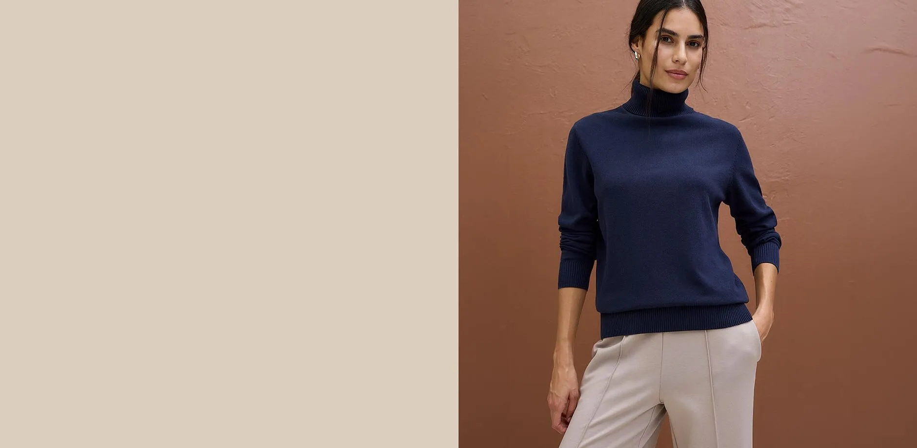 Maglione blu e morbido e pantaloni larghi e chiari: eleganti e comodi.