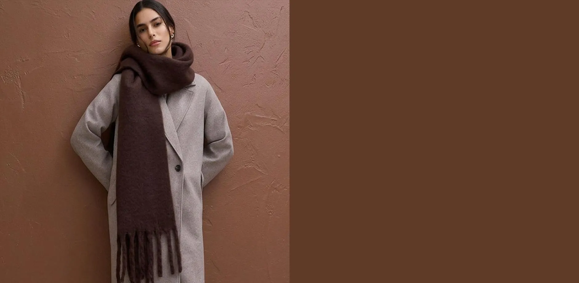 Una sciarpa calda e morbida completa con eleganza l'elegante cappotto beige.
