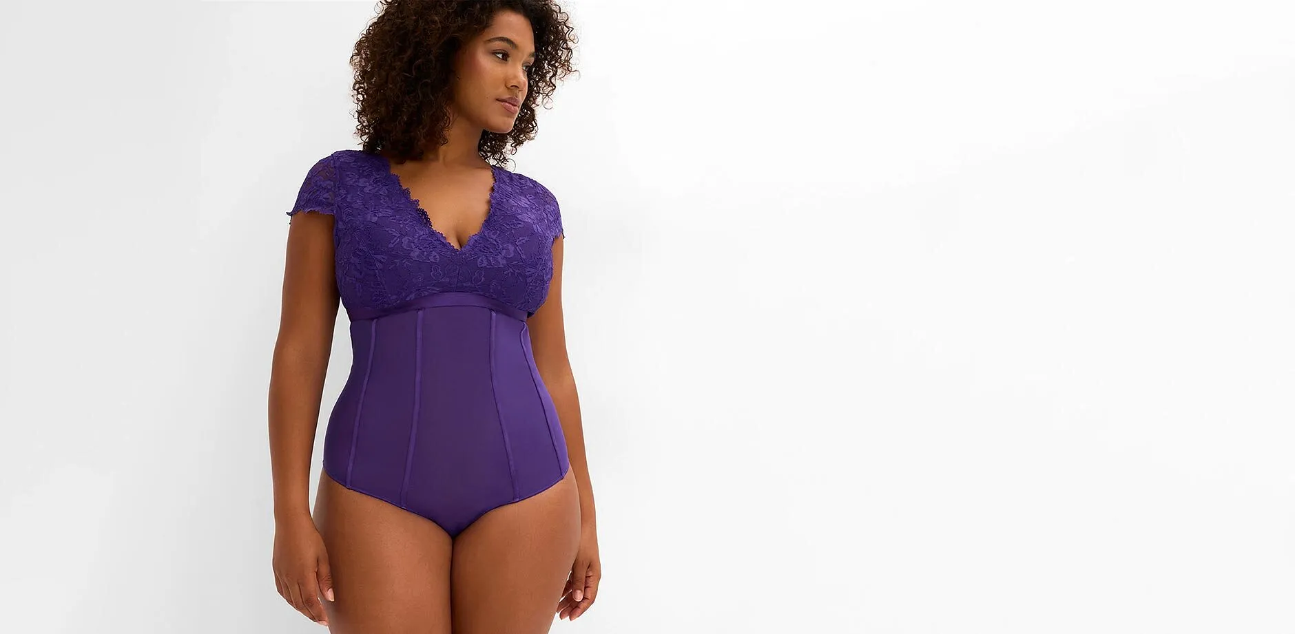 Questo seducente body viola con pizzo valorizza la silhouette con eleganza.