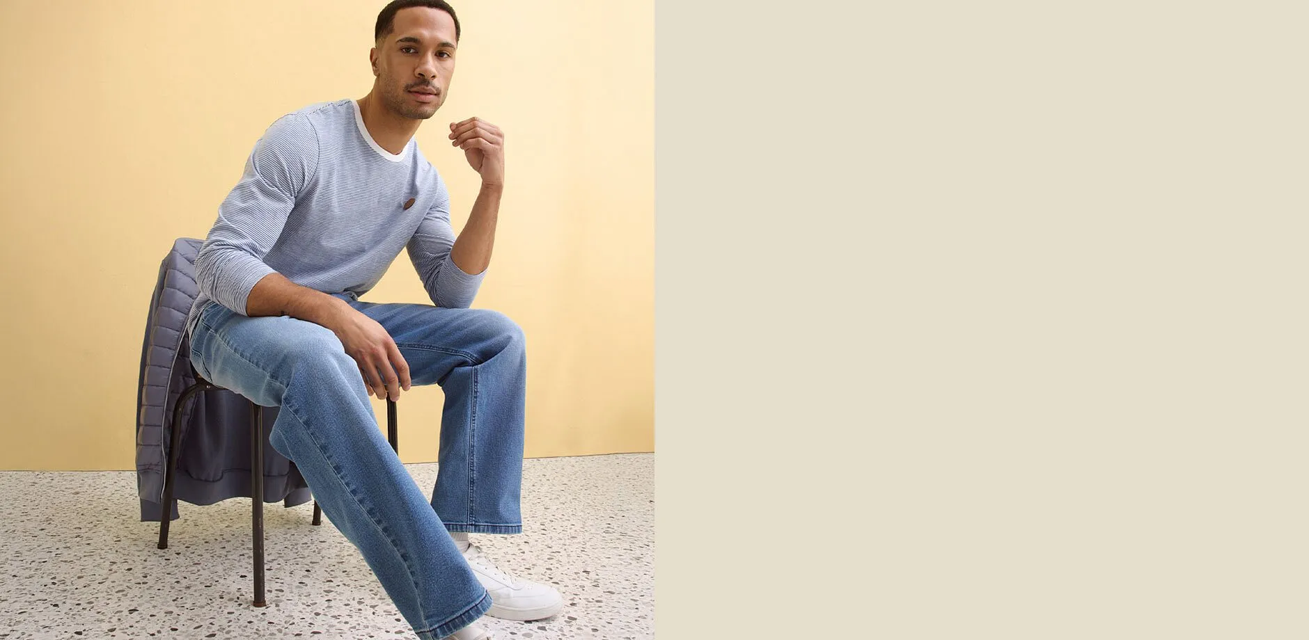 Maglione azzurro e jeans blu.