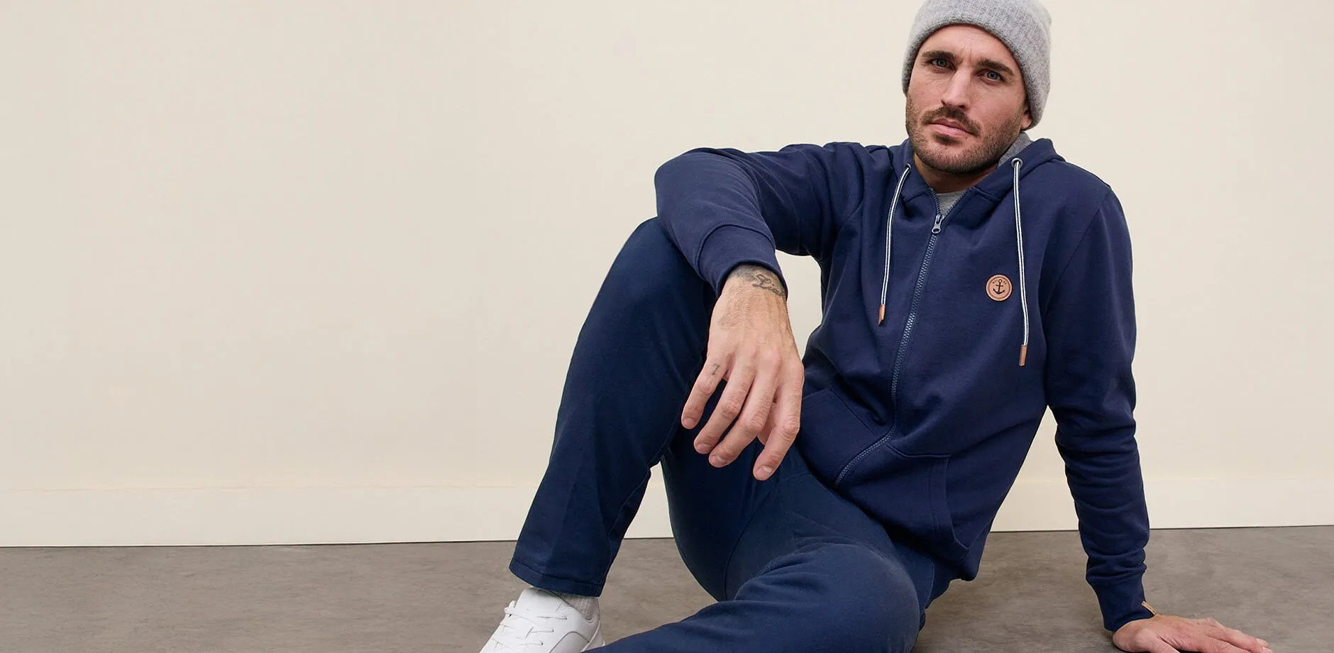 Felpa blu navy con pantaloni e berretto abbinati.