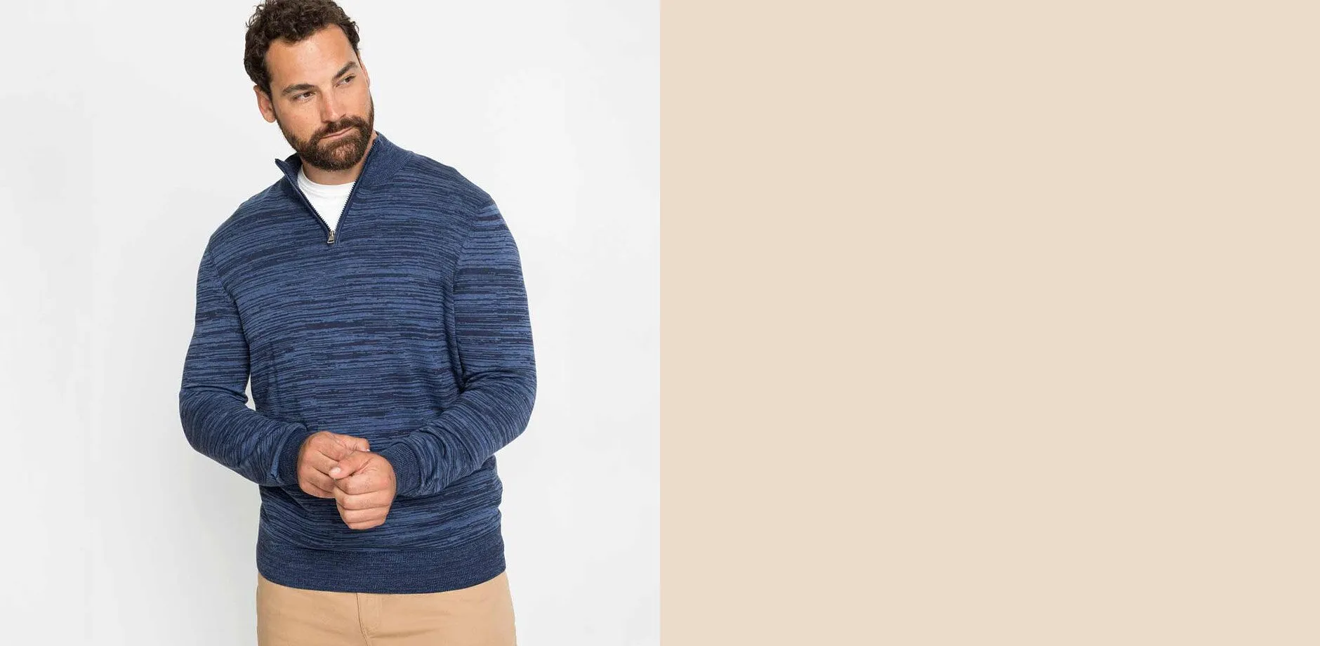 Blaumelierter Pullover &uuml;ber wei&szlig;em T-Shirt, kombiniert mit beiger Hose.