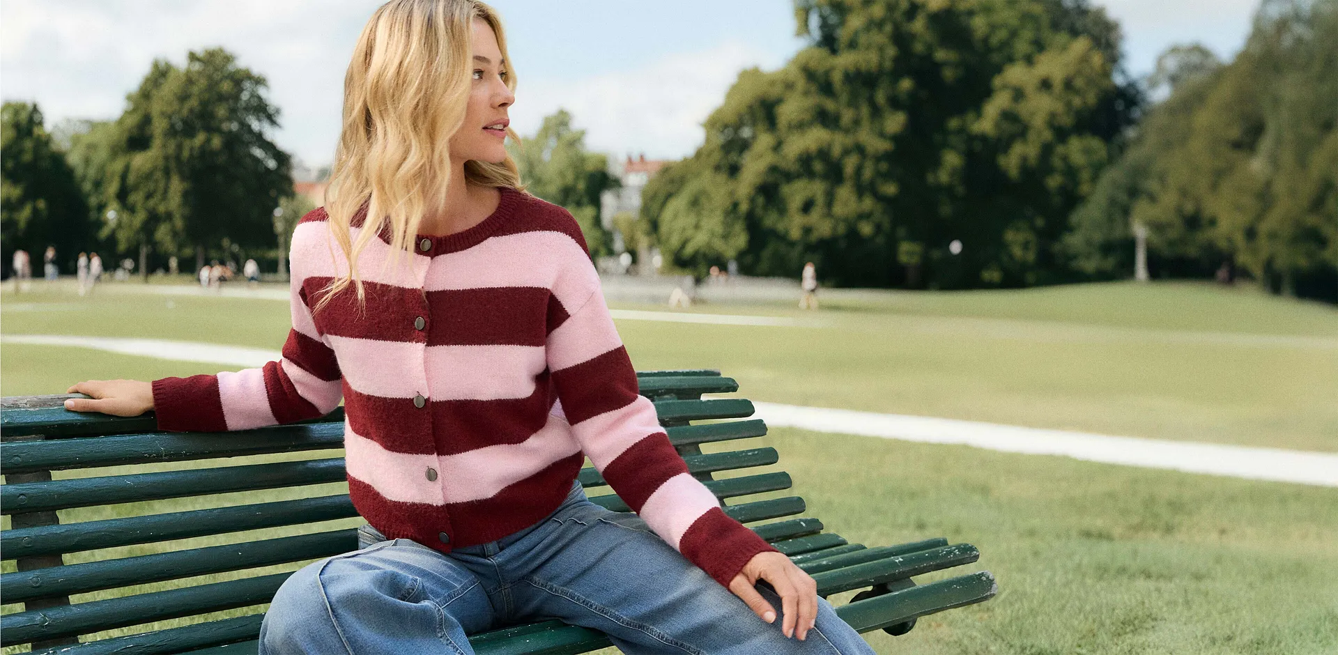 Una maglietta a righe abbinata a jeans blu.