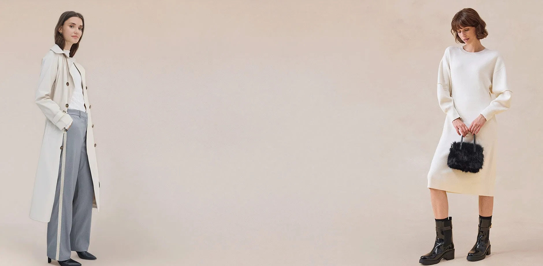 Elegante abbigliamento in maglia color crema: maglione a collo alto e pantaloni larghi. 