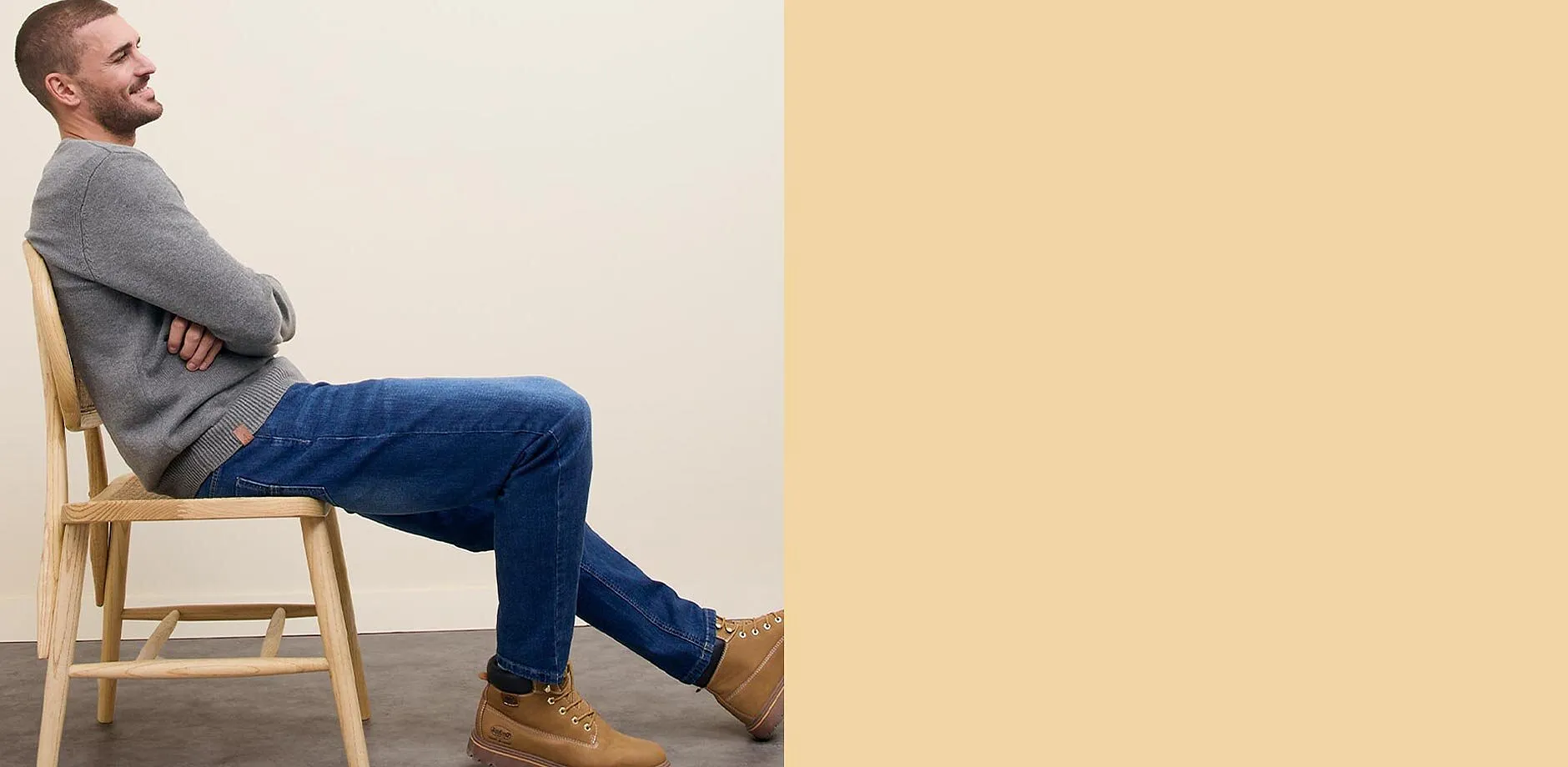 Un maglione grigio e dei jeans blu creano un look casual. 